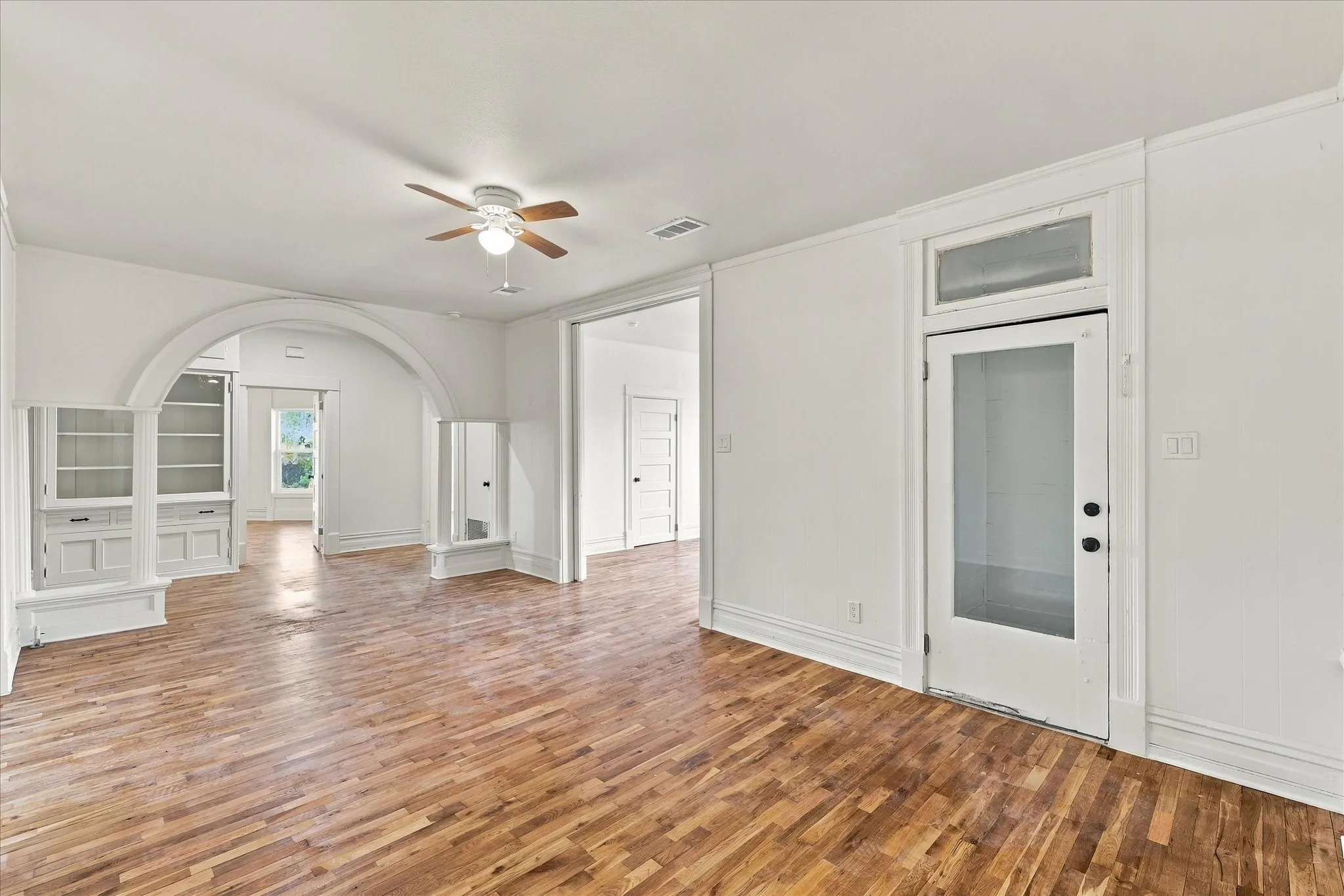 Single Family Residence For Sale in Grayson County , 401 S Gardner Street, Whitewright, Texas 75491, 3 Bedroom, 2 Bathroom, 2 Garage spaces, 1,998 Sqft, built in 1900, mls#21394063, Real Estate Agent in Whitewright, Homes For Sale in Grayson county, Homes For Sale in Whitewright, Realtor in Whitewright Texas, Real Estate Brokerage Independent Realty Texas, Luminita Cordes Realtor