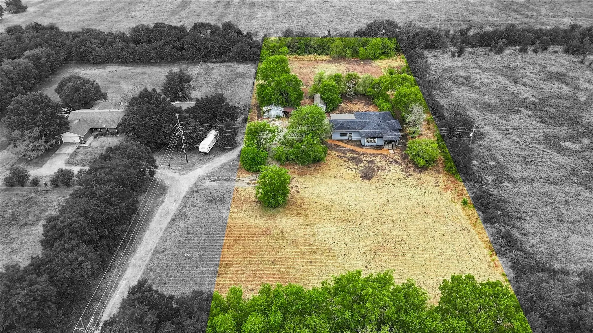 Single Family Residence For Sale in Grayson County , 401 S Gardner Street, Whitewright, Texas 75491, 3 Bedroom, 2 Bathroom, 2 Garage spaces, 1,998 Sqft, built in 1900, mls#21394063, Real Estate Agent in Whitewright, Homes For Sale in Grayson county, Homes For Sale in Whitewright, Realtor in Whitewright Texas, Real Estate Brokerage Independent Realty Texas, Luminita Cordes Realtor