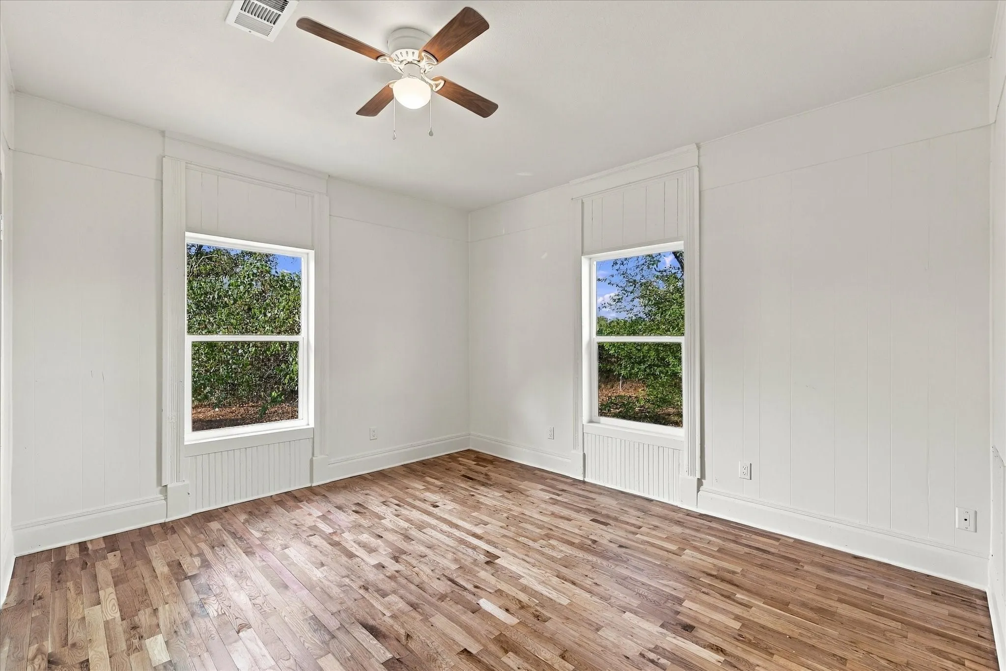 Single Family Residence For Sale in Grayson County , 401 S Gardner Street, Whitewright, Texas 75491, 3 Bedroom, 2 Bathroom, 2 Garage spaces, 1,998 Sqft, built in 1900, mls#21394063, Real Estate Agent in Whitewright, Homes For Sale in Grayson county, Homes For Sale in Whitewright, Realtor in Whitewright Texas, Real Estate Brokerage Independent Realty Texas, Luminita Cordes Realtor