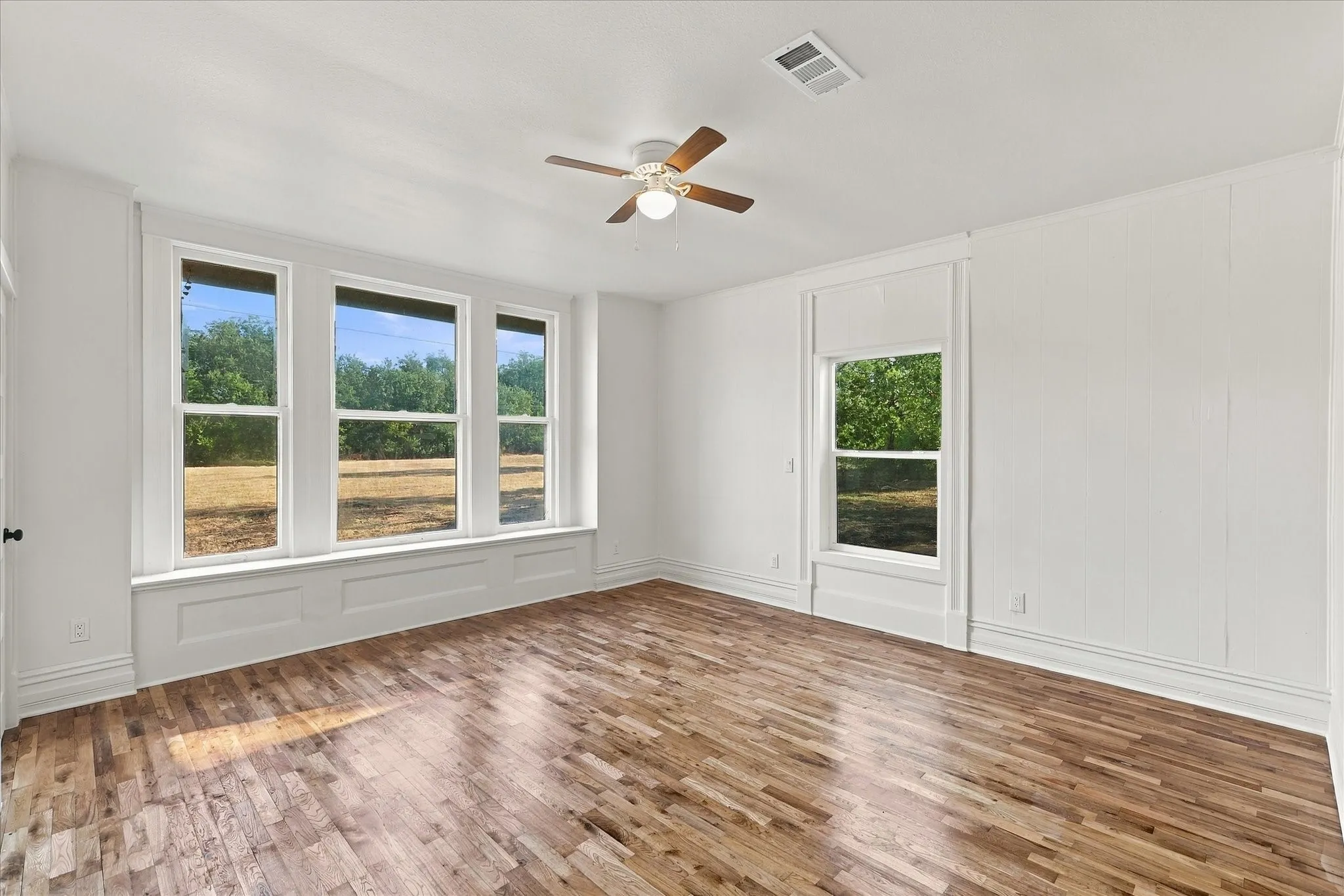 Single Family Residence For Sale in Grayson County , 401 S Gardner Street, Whitewright, Texas 75491, 3 Bedroom, 2 Bathroom, 2 Garage spaces, 1,998 Sqft, built in 1900, mls#21394063, Real Estate Agent in Whitewright, Homes For Sale in Grayson county, Homes For Sale in Whitewright, Realtor in Whitewright Texas, Real Estate Brokerage Independent Realty Texas, Luminita Cordes Realtor