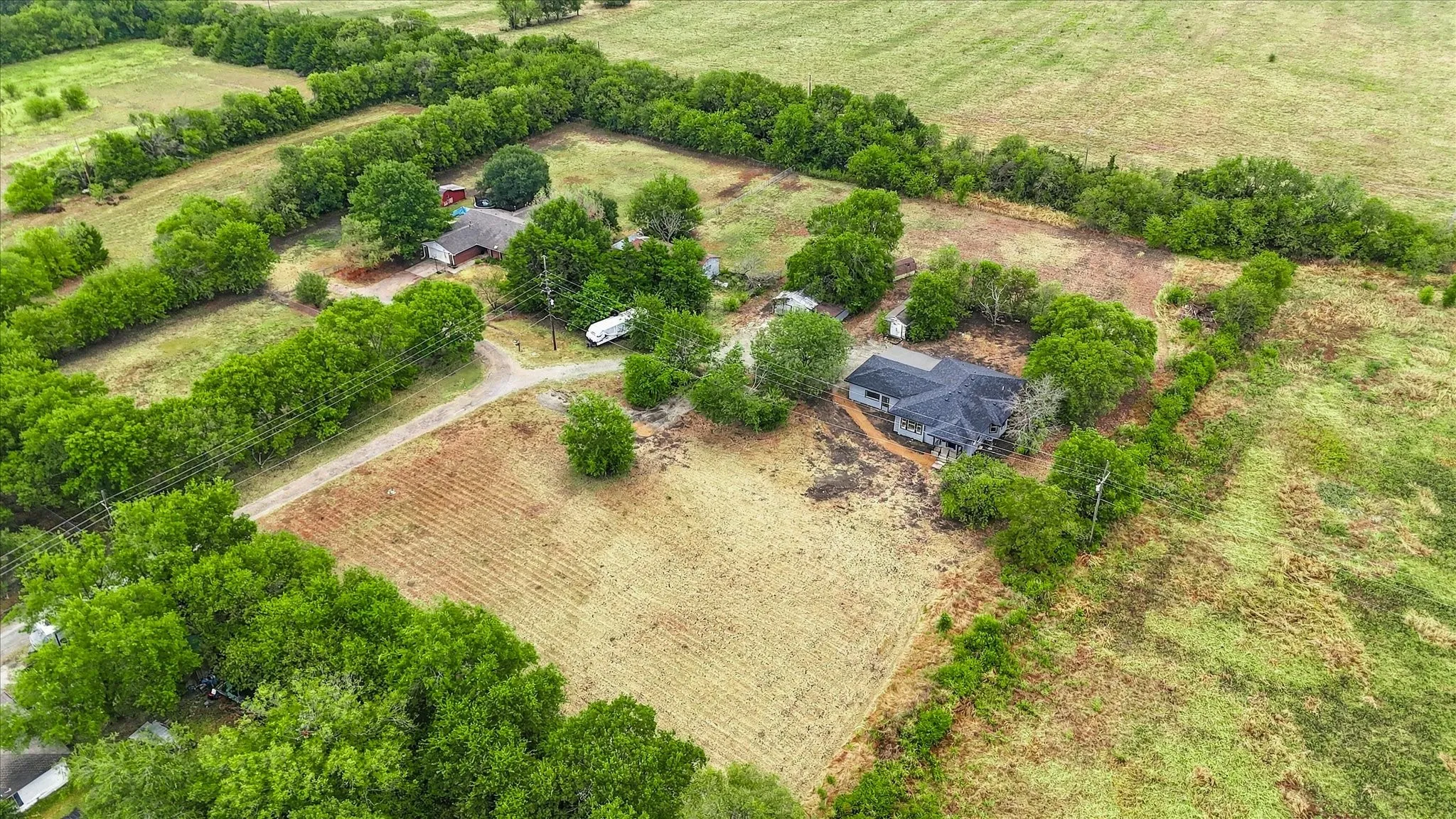 Single Family Residence For Sale in Grayson County , 401 S Gardner Street, Whitewright, Texas 75491, 3 Bedroom, 2 Bathroom, 2 Garage spaces, 1,998 Sqft, built in 1900, mls#21394063, Real Estate Agent in Whitewright, Homes For Sale in Grayson county, Homes For Sale in Whitewright, Realtor in Whitewright Texas, Real Estate Brokerage Independent Realty Texas, Luminita Cordes Realtor