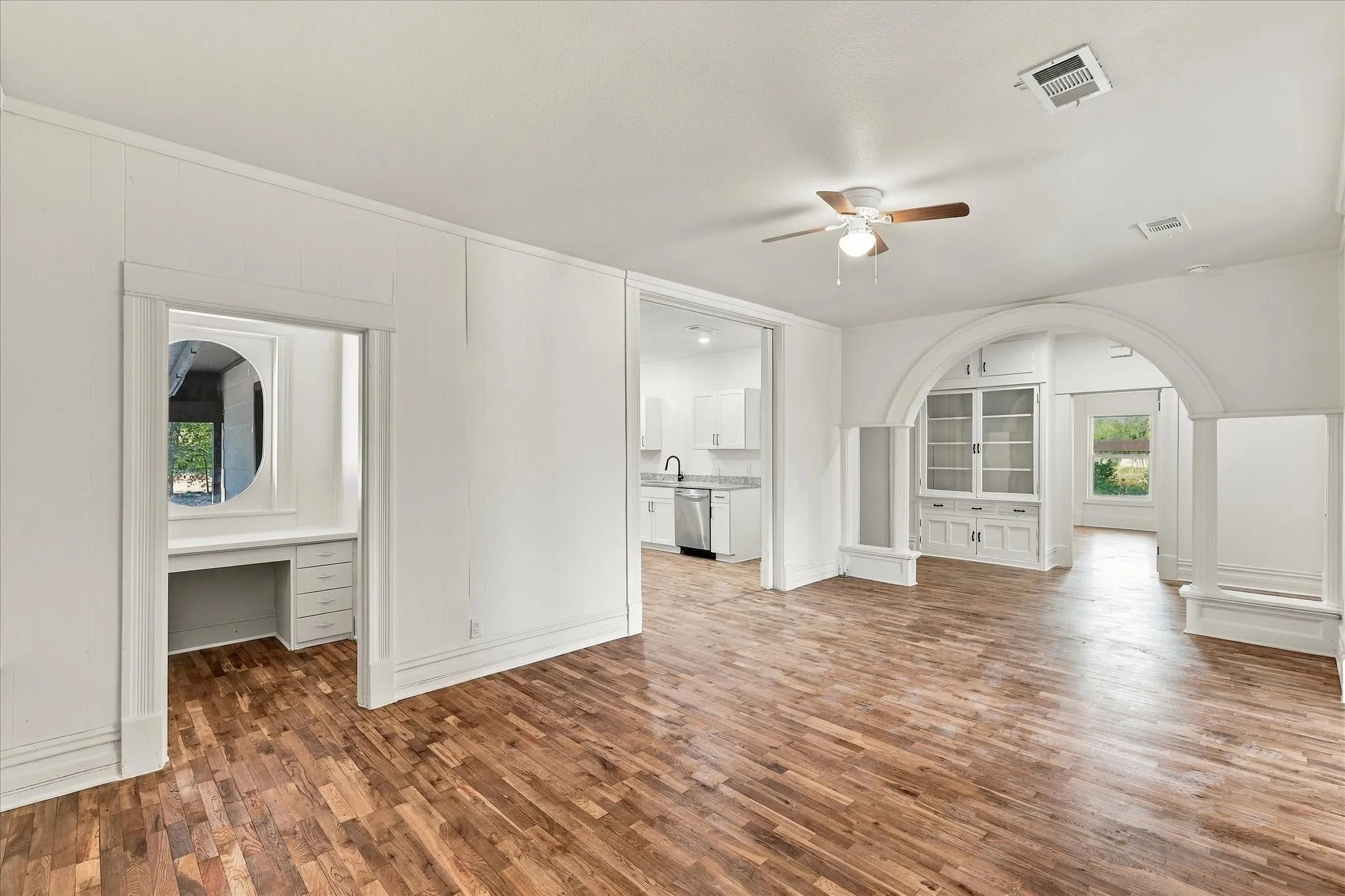 Single Family Residence For Sale in Grayson County , 401 S Gardner Street, Whitewright, Texas 75491, 3 Bedroom, 2 Bathroom, 2 Garage spaces, 1,998 Sqft, built in 1900, mls#21394063, Real Estate Agent in Whitewright, Homes For Sale in Grayson county, Homes For Sale in Whitewright, Realtor in Whitewright Texas, Real Estate Brokerage Independent Realty Texas, Luminita Cordes Realtor