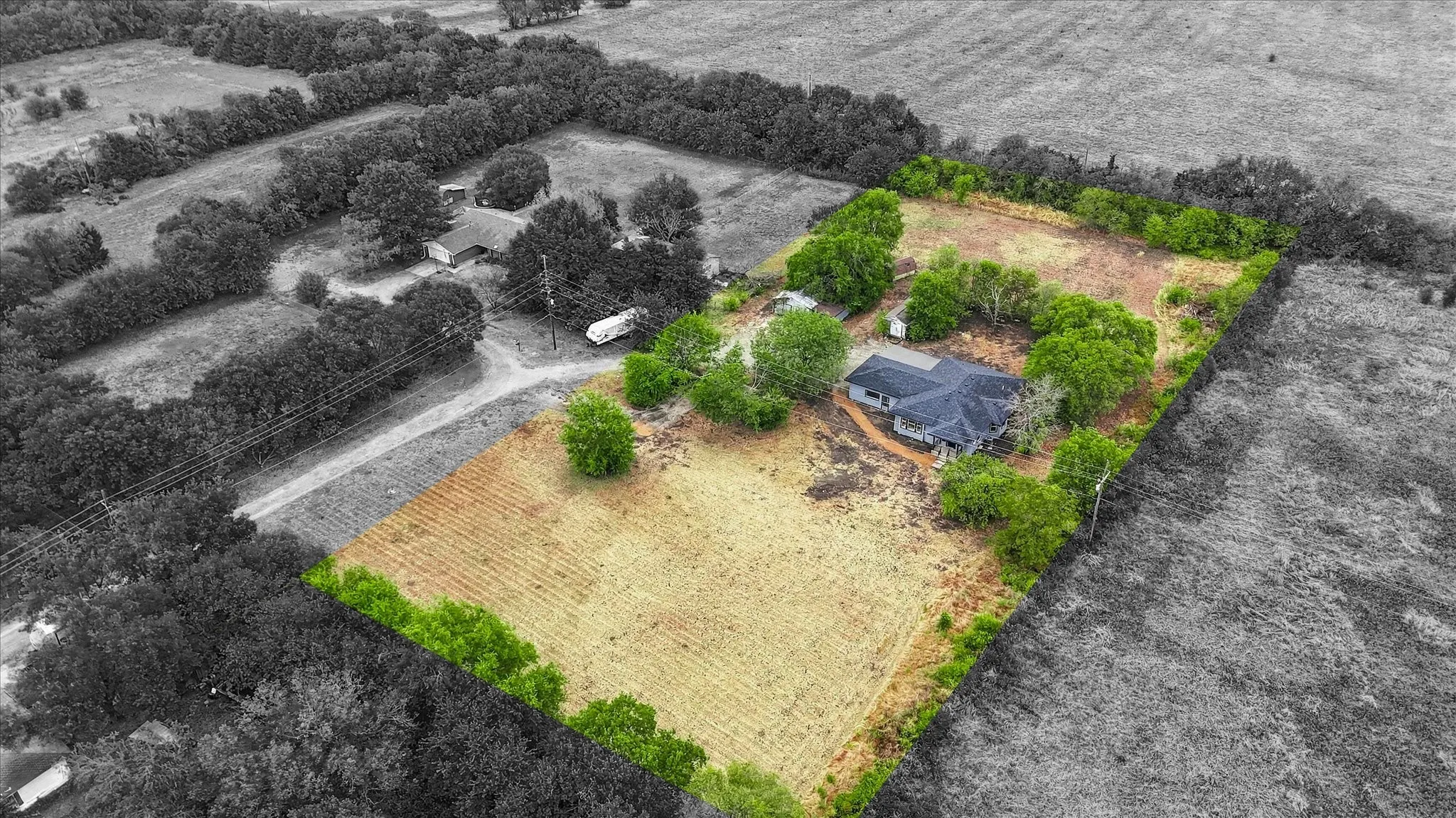 Single Family Residence For Sale in Grayson County , 401 S Gardner Street, Whitewright, Texas 75491, 3 Bedroom, 2 Bathroom, 2 Garage spaces, 1,998 Sqft, built in 1900, mls#21394063, Real Estate Agent in Whitewright, Homes For Sale in Grayson county, Homes For Sale in Whitewright, Realtor in Whitewright Texas, Real Estate Brokerage Independent Realty Texas, Luminita Cordes Realtor