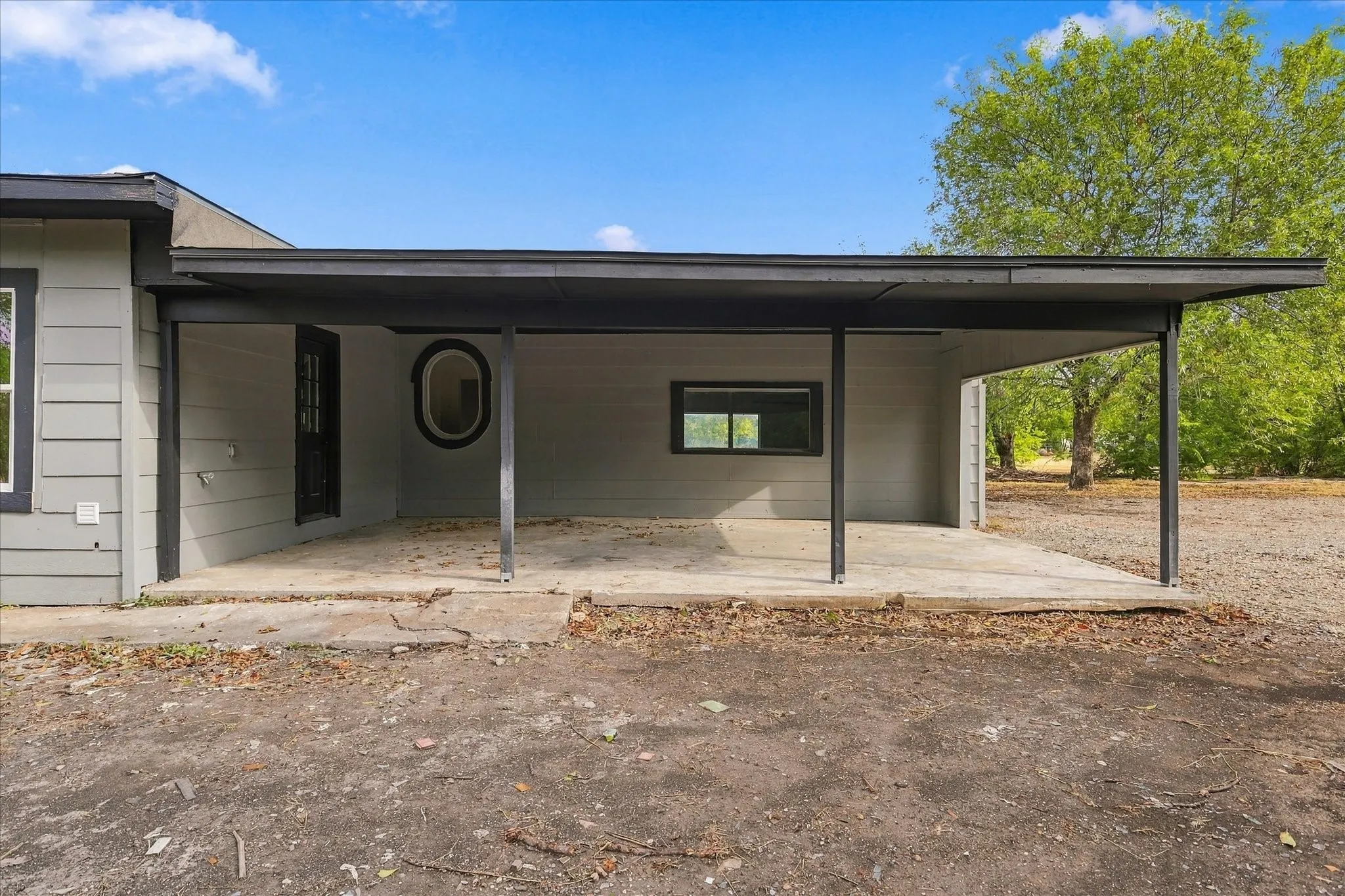 Single Family Residence For Sale in Grayson County , 401 S Gardner Street, Whitewright, Texas 75491, 3 Bedroom, 2 Bathroom, 2 Garage spaces, 1,998 Sqft, built in 1900, mls#21394063, Real Estate Agent in Whitewright, Homes For Sale in Grayson county, Homes For Sale in Whitewright, Realtor in Whitewright Texas, Real Estate Brokerage Independent Realty Texas, Luminita Cordes Realtor