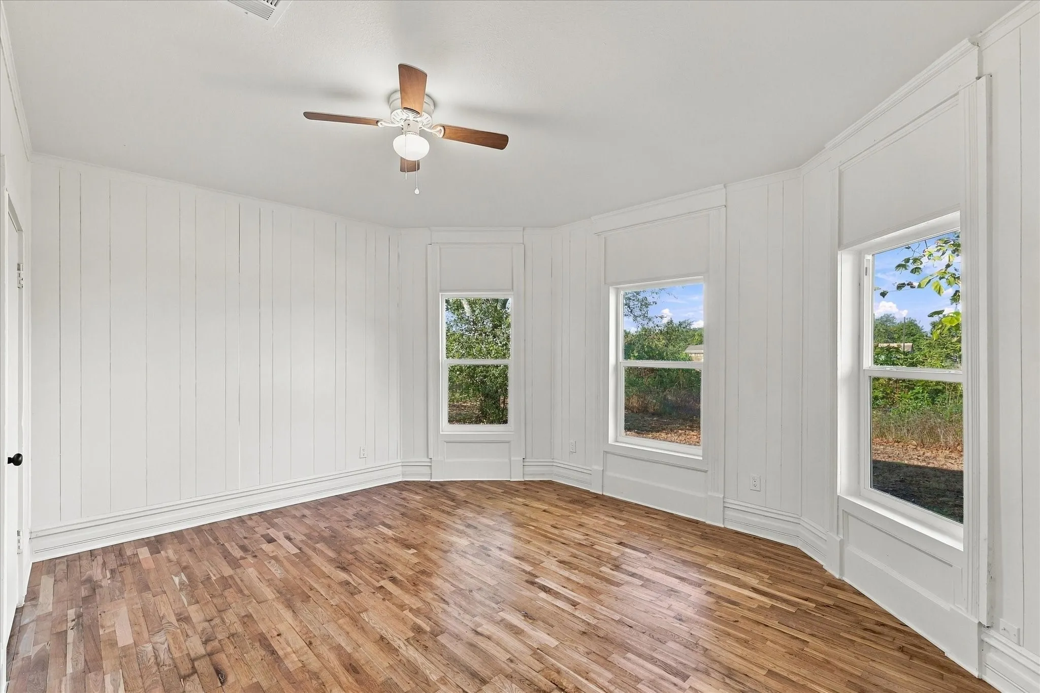 Single Family Residence For Sale in Grayson County , 401 S Gardner Street, Whitewright, Texas 75491, 3 Bedroom, 2 Bathroom, 2 Garage spaces, 1,998 Sqft, built in 1900, mls#21394063, Real Estate Agent in Whitewright, Homes For Sale in Grayson county, Homes For Sale in Whitewright, Realtor in Whitewright Texas, Real Estate Brokerage Independent Realty Texas, Luminita Cordes Realtor