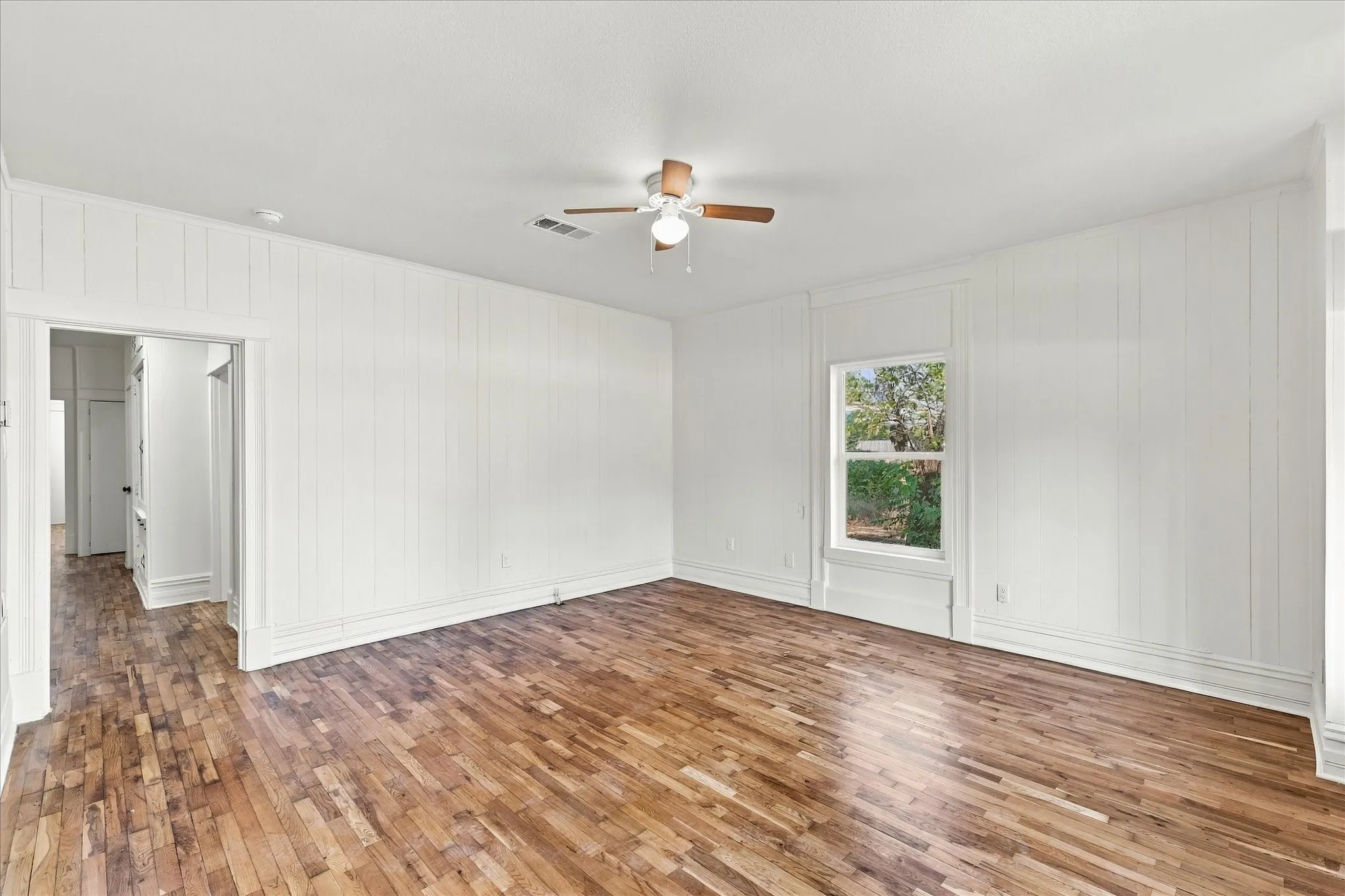 Single Family Residence For Sale in Grayson County , 401 S Gardner Street, Whitewright, Texas 75491, 3 Bedroom, 2 Bathroom, 2 Garage spaces, 1,998 Sqft, built in 1900, mls#21394063, Real Estate Agent in Whitewright, Homes For Sale in Grayson county, Homes For Sale in Whitewright, Realtor in Whitewright Texas, Real Estate Brokerage Independent Realty Texas, Luminita Cordes Realtor