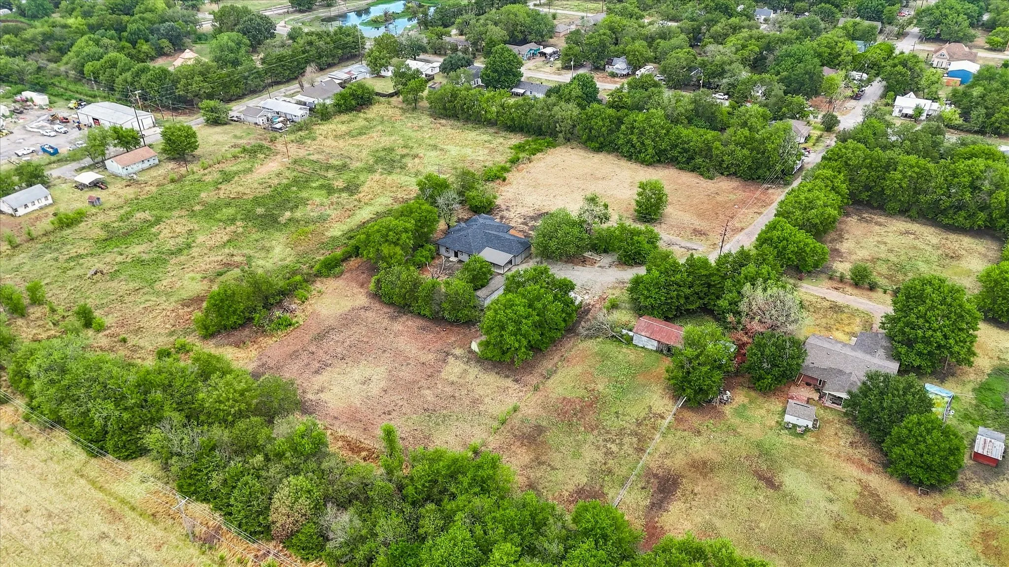 Single Family Residence For Sale in Grayson County , 401 S Gardner Street, Whitewright, Texas 75491, 3 Bedroom, 2 Bathroom, 2 Garage spaces, 1,998 Sqft, built in 1900, mls#21394063, Real Estate Agent in Whitewright, Homes For Sale in Grayson county, Homes For Sale in Whitewright, Realtor in Whitewright Texas, Real Estate Brokerage Independent Realty Texas, Luminita Cordes Realtor