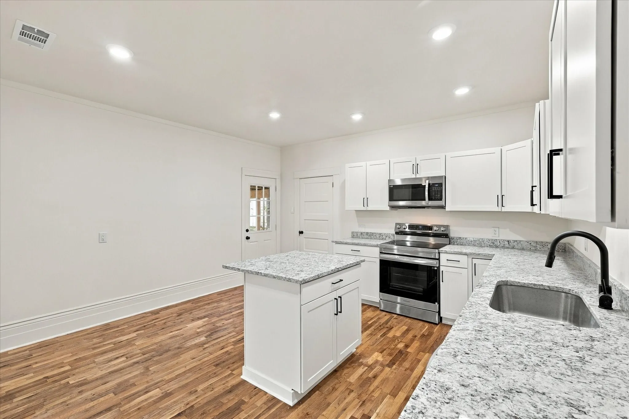 Single Family Residence For Sale in Grayson County , 401 S Gardner Street, Whitewright, Texas 75491, 3 Bedroom, 2 Bathroom, 2 Garage spaces, 1,998 Sqft, built in 1900, mls#21394063, Real Estate Agent in Whitewright, Homes For Sale in Grayson county, Homes For Sale in Whitewright, Realtor in Whitewright Texas, Real Estate Brokerage Independent Realty Texas, Luminita Cordes Realtor