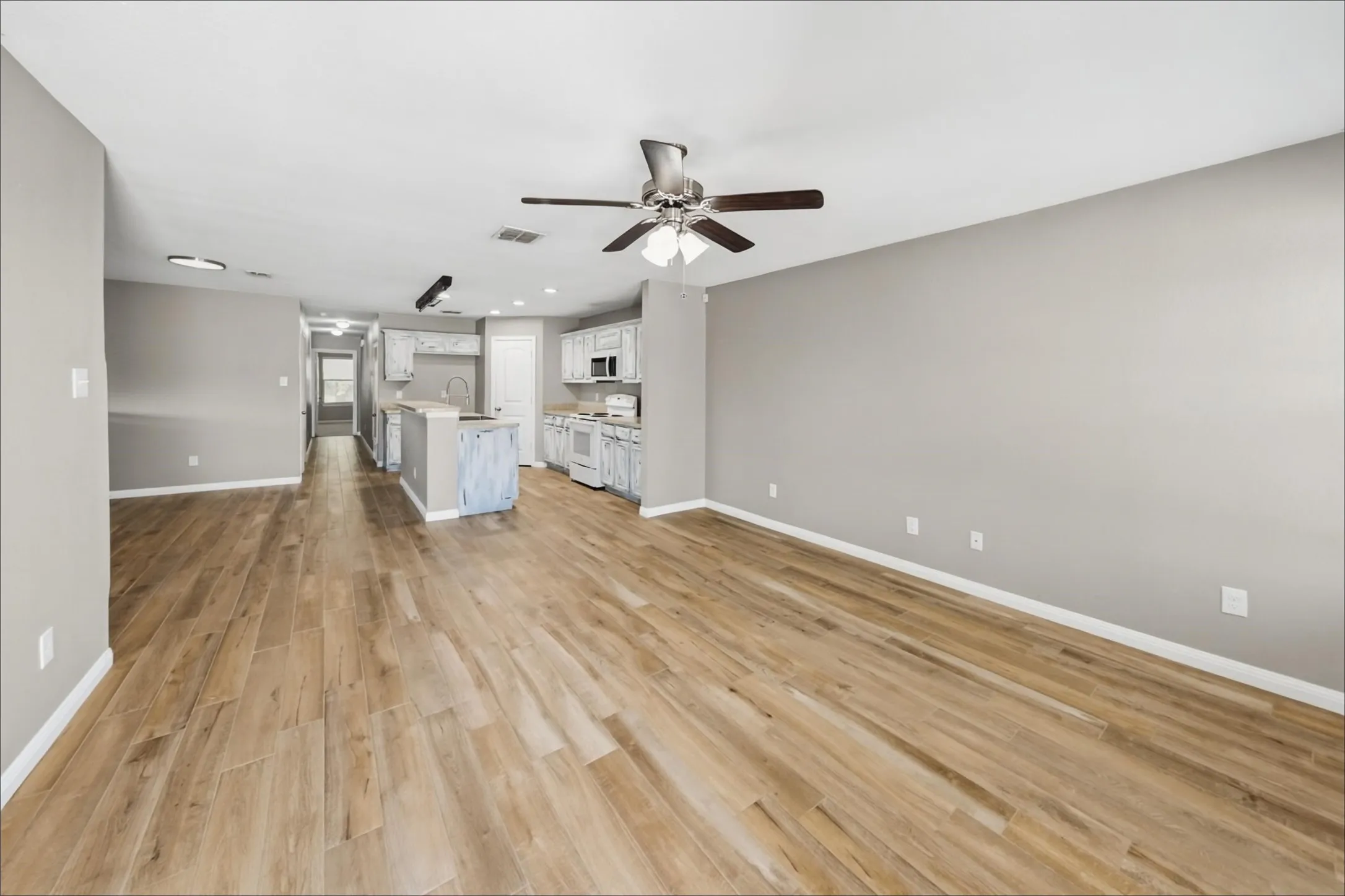 Single Family Residence For Rent in Tarrant County , 733 River Hill Lane, Fort Worth, Texas 76114, 3 Bedroom, 2 Bathroom, 1 Garage spaces, 1,421 Sqft, built in 2016, mls#21394158, Real Estate Agent in Fort Worth, Homes For Rent in Tarrant county, Homes For Rent in Fort Worth, Realtor in Fort Worth Texas, Real Estate Brokerage Independent Realty Texas, Luminita Cordes Realtor