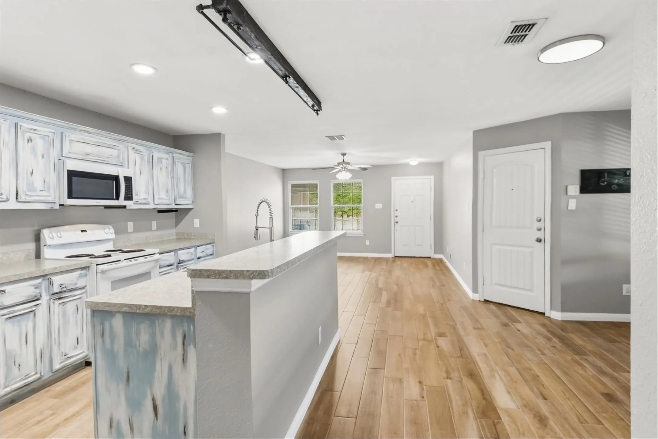 Single Family Residence For Rent in Tarrant County , 733 River Hill Lane, Fort Worth, Texas 76114, 3 Bedroom, 2 Bathroom, 1 Garage spaces, 1,421 Sqft, built in 2016, mls#21394158, Real Estate Agent in Fort Worth, Homes For Rent in Tarrant county, Homes For Rent in Fort Worth, Realtor in Fort Worth Texas, Real Estate Brokerage Independent Realty Texas, Luminita Cordes Realtor