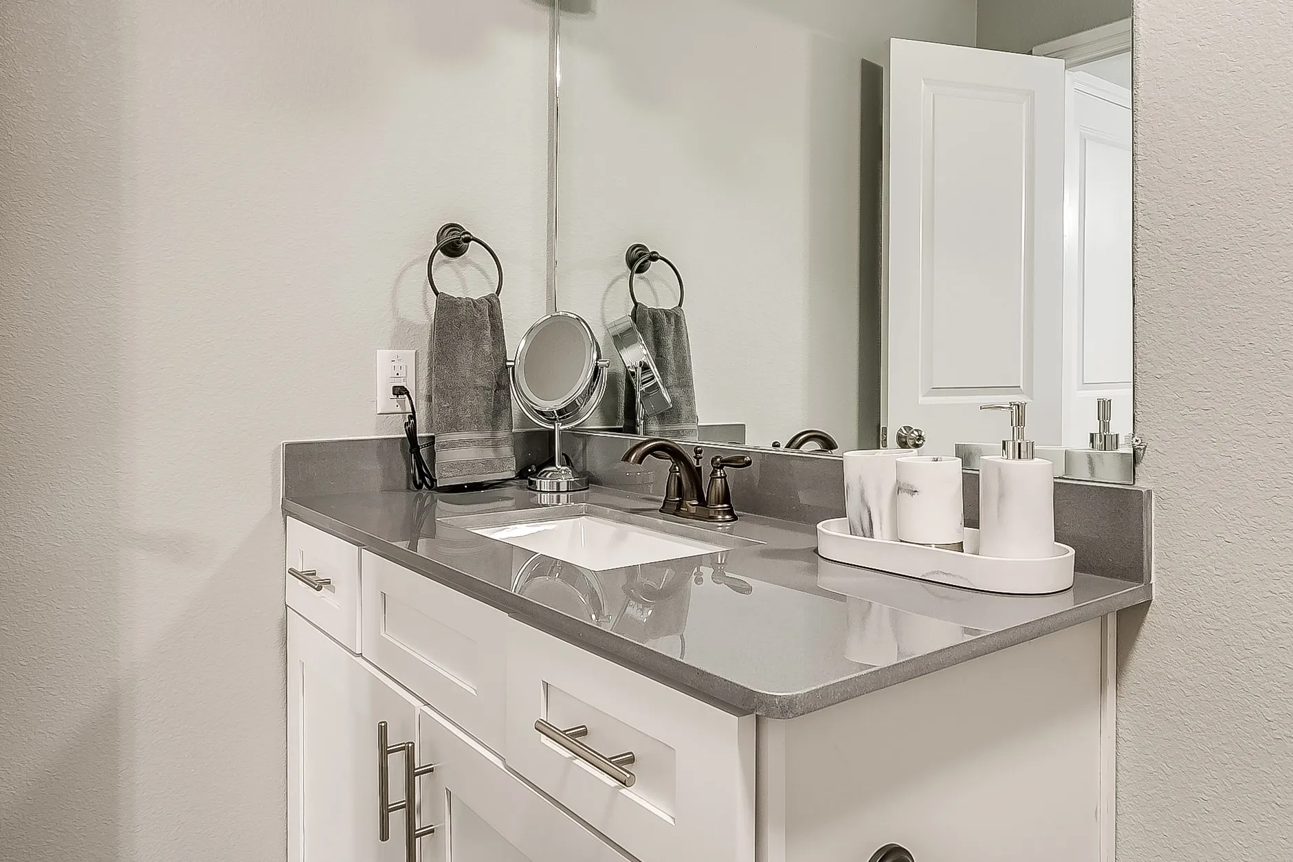 Duplex For Rent in Denton County , 3817 Huntington Drive, Denton, Texas 76209, 3 Bedroom, 3 Bathroom, 1 Garage spaces, 1,712 Sqft, built in 2020, mls#21390774, Real Estate Agent in Denton, Homes For Rent in Denton county, Homes For Rent in Denton, Realtor in Denton Texas, Real Estate Brokerage Independent Realty Texas, Luminita Cordes Realtor