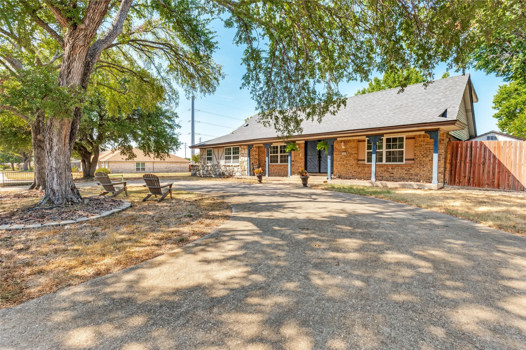 Single Family Residence For Sale in Dallas County , 1301 Hillsdale Drive, Richardson, Texas 75081, 4 Bedroom, 4 Bathroom, 2 Garage spaces, 2,311 Sqft, built in 1971, mls#21394152, Real Estate Agent in Richardson, Homes For Sale in Dallas county, Homes For Sale in Richardson, Realtor in Richardson Texas, Real Estate Brokerage Independent Realty Texas, Luminita Cordes Realtor