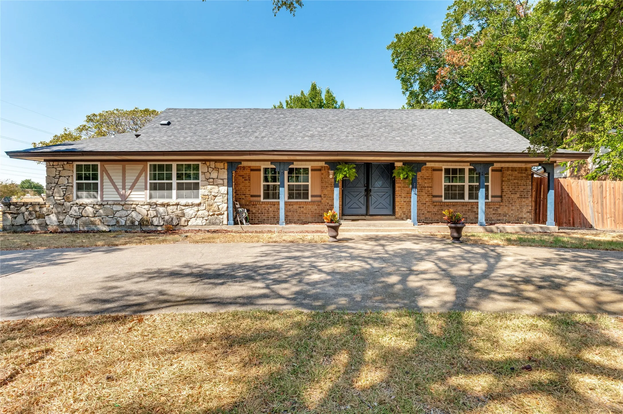 Single Family Residence For Sale in Dallas County , 1301 Hillsdale Drive, Richardson, Texas 75081, 4 Bedroom, 4 Bathroom, 2 Garage spaces, 2,311 Sqft, built in 1971, mls#21394152, Real Estate Agent in Richardson, Homes For Sale in Dallas county, Homes For Sale in Richardson, Realtor in Richardson Texas, Real Estate Brokerage Independent Realty Texas, Luminita Cordes Realtor