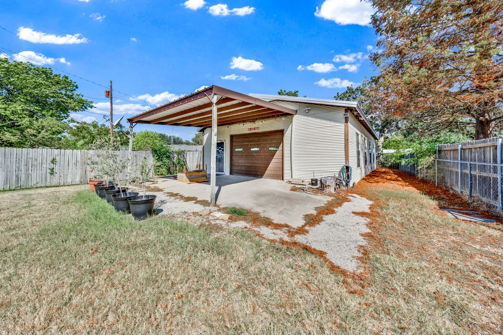 Single Family Residence For Sale in Hopkins County , 1013 Texas Street, Sulphur Springs, Texas 75482, 3 Bedroom, 2 Bathroom, 2 Garage spaces, 1,888 Sqft, built in 1985, mls#21394186, Real Estate Agent in Sulphur Springs, Homes For Sale in Hopkins county, Homes For Sale in Sulphur Springs, Realtor in Sulphur Springs Texas, Real Estate Brokerage Independent Realty Texas, Luminita Cordes Realtor