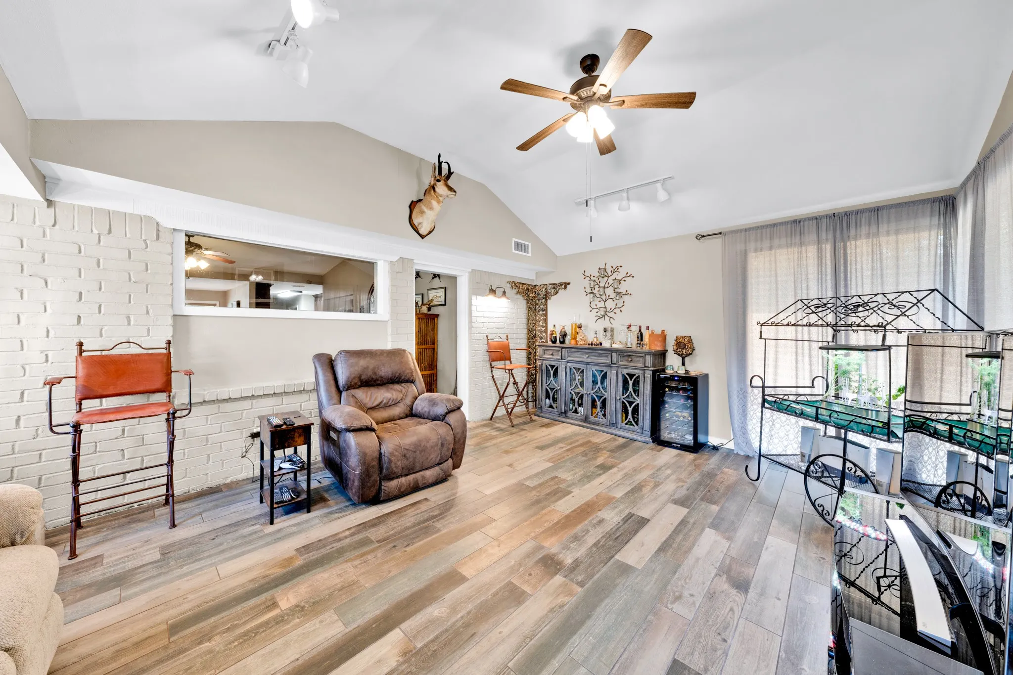 Single Family Residence For Sale in Hopkins County , 1013 Texas Street, Sulphur Springs, Texas 75482, 3 Bedroom, 2 Bathroom, 2 Garage spaces, 1,888 Sqft, built in 1985, mls#21394186, Real Estate Agent in Sulphur Springs, Homes For Sale in Hopkins county, Homes For Sale in Sulphur Springs, Realtor in Sulphur Springs Texas, Real Estate Brokerage Independent Realty Texas, Luminita Cordes Realtor