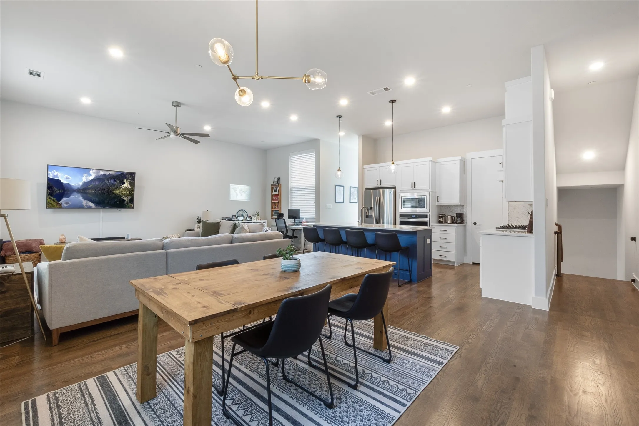 Townhouse For Rent in Dallas County , 621 N Tyler Street 202, Dallas, Texas 75208, 2 Bedroom, 3 Bathroom, 2 Garage spaces, 2,163 Sqft, built in 2020, mls#21391156, Real Estate Agent in Dallas, Homes For Rent in Dallas county, Homes For Rent in Dallas, Realtor in Dallas Texas, Real Estate Brokerage Independent Realty Texas, Luminita Cordes Realtor