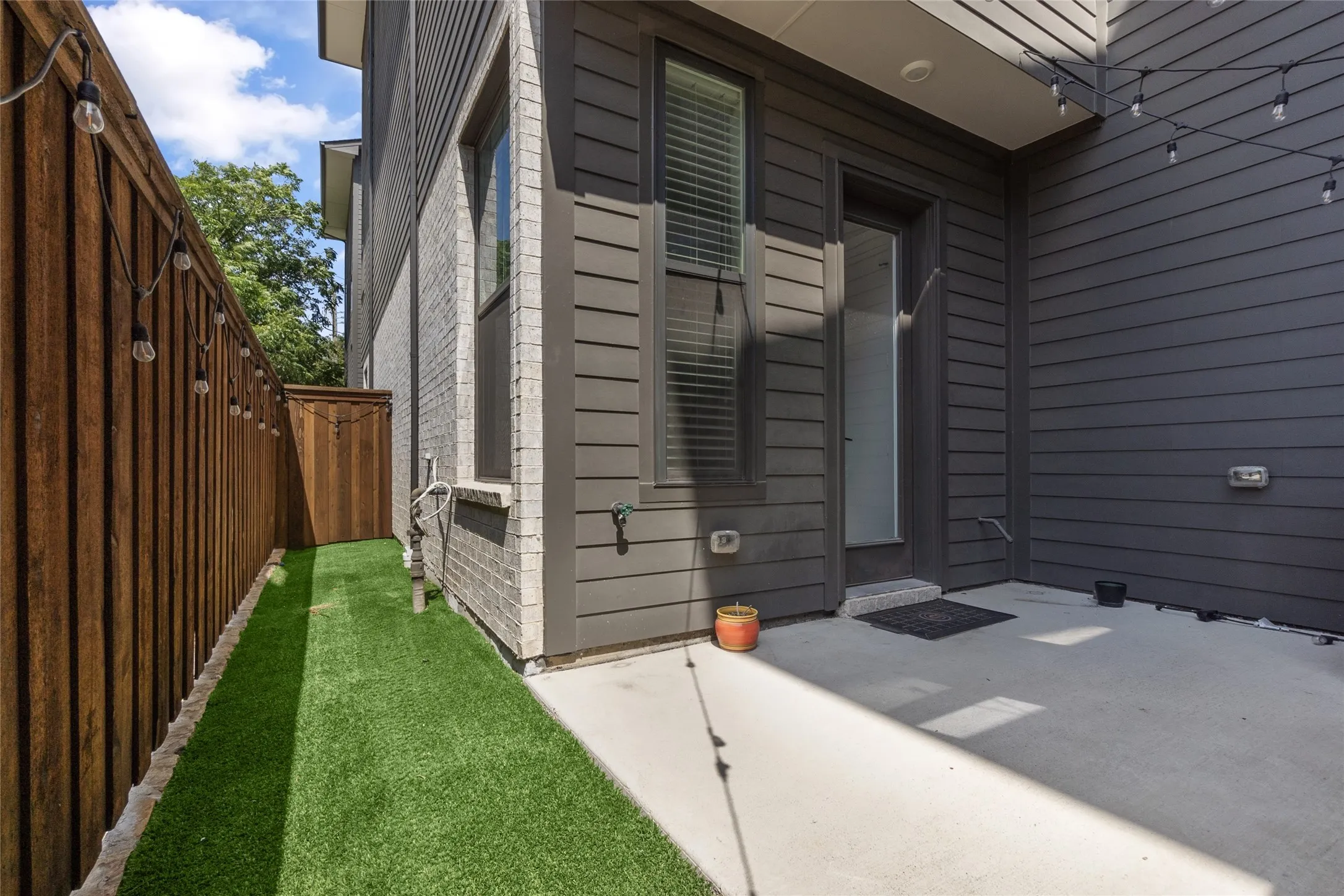 Townhouse For Rent in Dallas County , 621 N Tyler Street 202, Dallas, Texas 75208, 2 Bedroom, 3 Bathroom, 2 Garage spaces, 2,163 Sqft, built in 2020, mls#21391156, Real Estate Agent in Dallas, Homes For Rent in Dallas county, Homes For Rent in Dallas, Realtor in Dallas Texas, Real Estate Brokerage Independent Realty Texas, Luminita Cordes Realtor