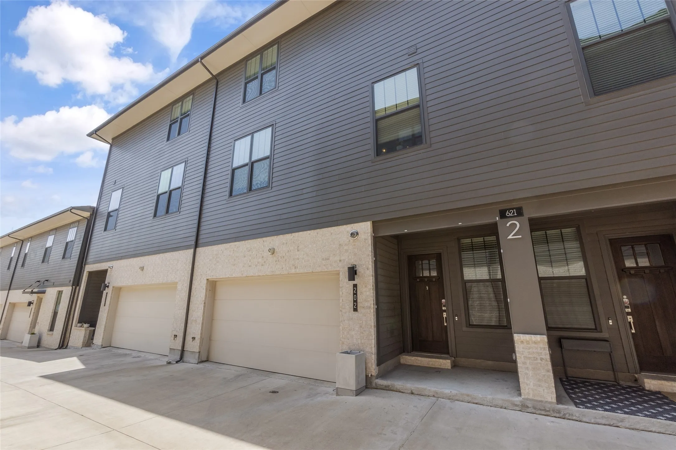 Townhouse For Rent in Dallas County , 621 N Tyler Street 202, Dallas, Texas 75208, 2 Bedroom, 3 Bathroom, 2 Garage spaces, 2,163 Sqft, built in 2020, mls#21391156, Real Estate Agent in Dallas, Homes For Rent in Dallas county, Homes For Rent in Dallas, Realtor in Dallas Texas, Real Estate Brokerage Independent Realty Texas, Luminita Cordes Realtor