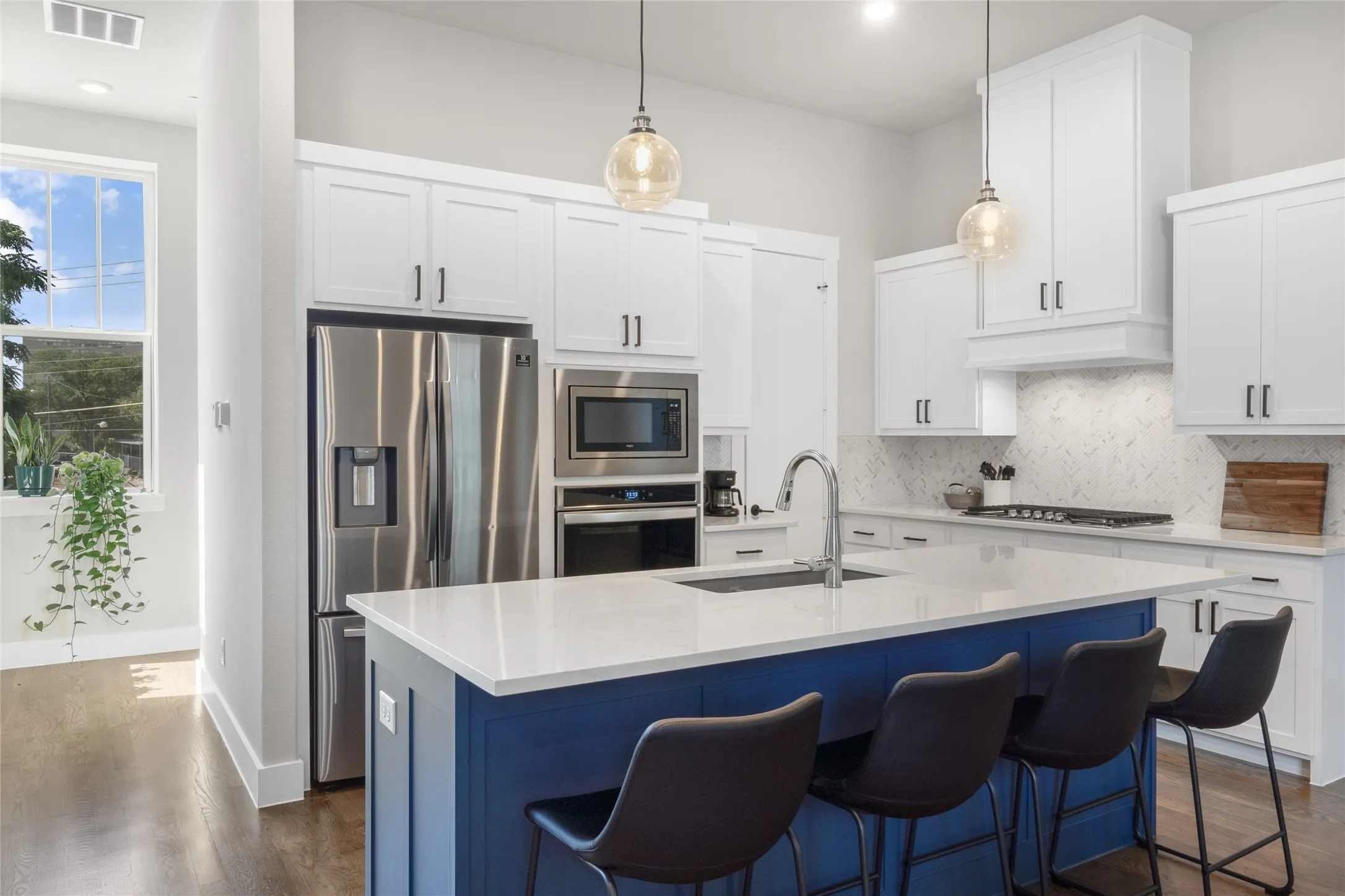 Townhouse For Rent in Dallas County , 621 N Tyler Street 202, Dallas, Texas 75208, 2 Bedroom, 3 Bathroom, 2 Garage spaces, 2,163 Sqft, built in 2020, mls#21391156, Real Estate Agent in Dallas, Homes For Rent in Dallas county, Homes For Rent in Dallas, Realtor in Dallas Texas, Real Estate Brokerage Independent Realty Texas, Luminita Cordes Realtor