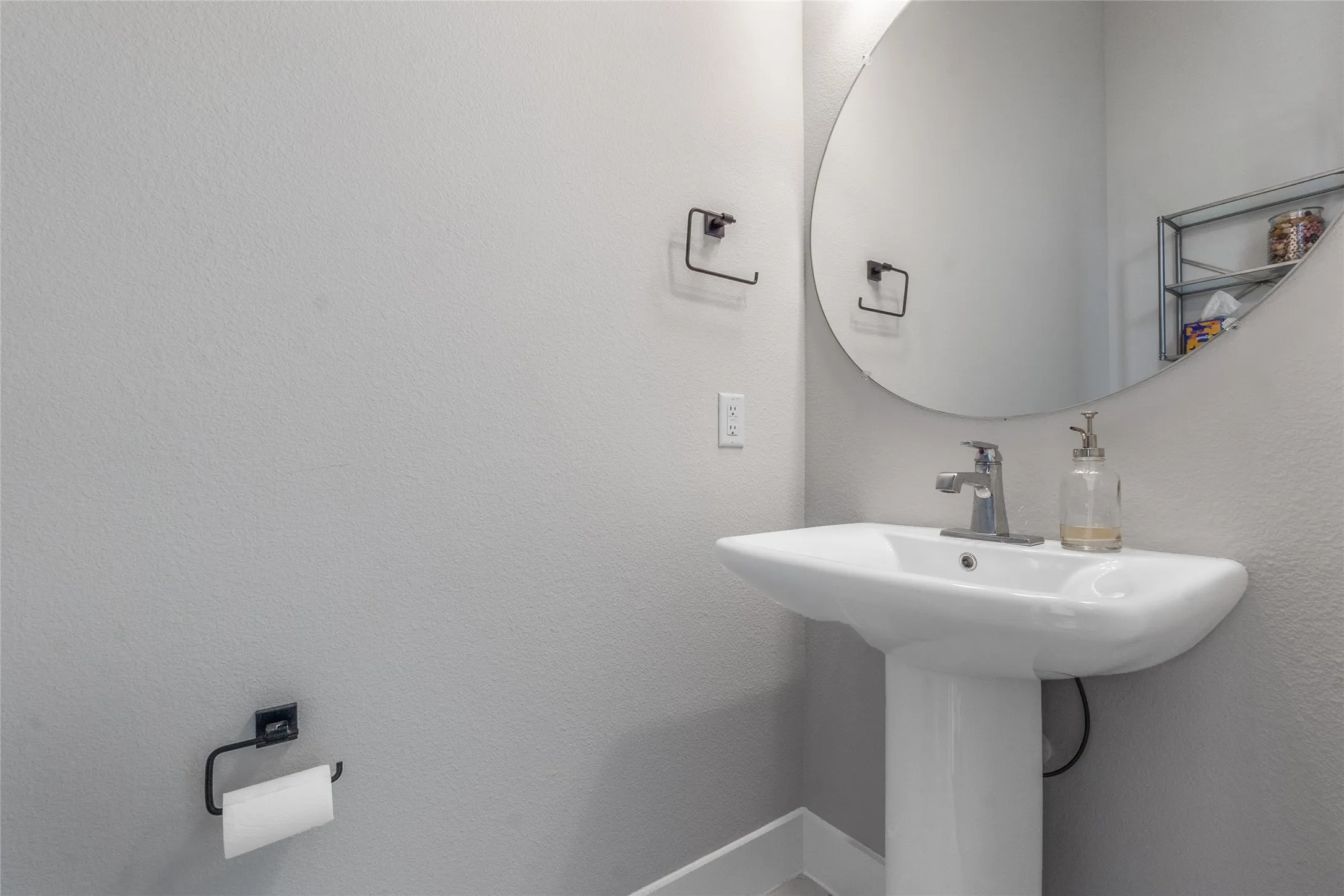 Townhouse For Rent in Dallas County , 621 N Tyler Street 202, Dallas, Texas 75208, 2 Bedroom, 3 Bathroom, 2 Garage spaces, 2,163 Sqft, built in 2020, mls#21391156, Real Estate Agent in Dallas, Homes For Rent in Dallas county, Homes For Rent in Dallas, Realtor in Dallas Texas, Real Estate Brokerage Independent Realty Texas, Luminita Cordes Realtor