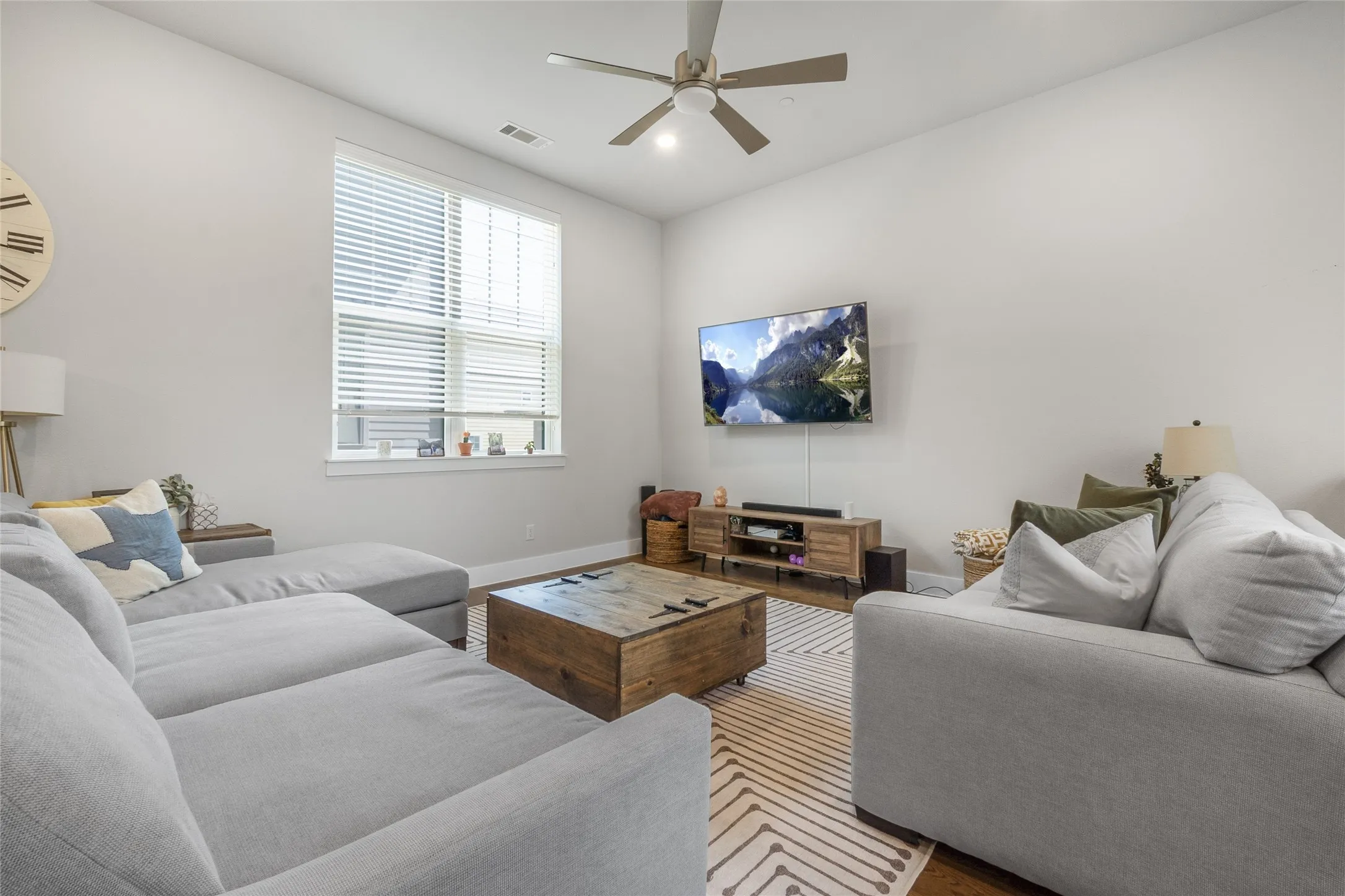 Townhouse For Rent in Dallas County , 621 N Tyler Street 202, Dallas, Texas 75208, 2 Bedroom, 3 Bathroom, 2 Garage spaces, 2,163 Sqft, built in 2020, mls#21391156, Real Estate Agent in Dallas, Homes For Rent in Dallas county, Homes For Rent in Dallas, Realtor in Dallas Texas, Real Estate Brokerage Independent Realty Texas, Luminita Cordes Realtor