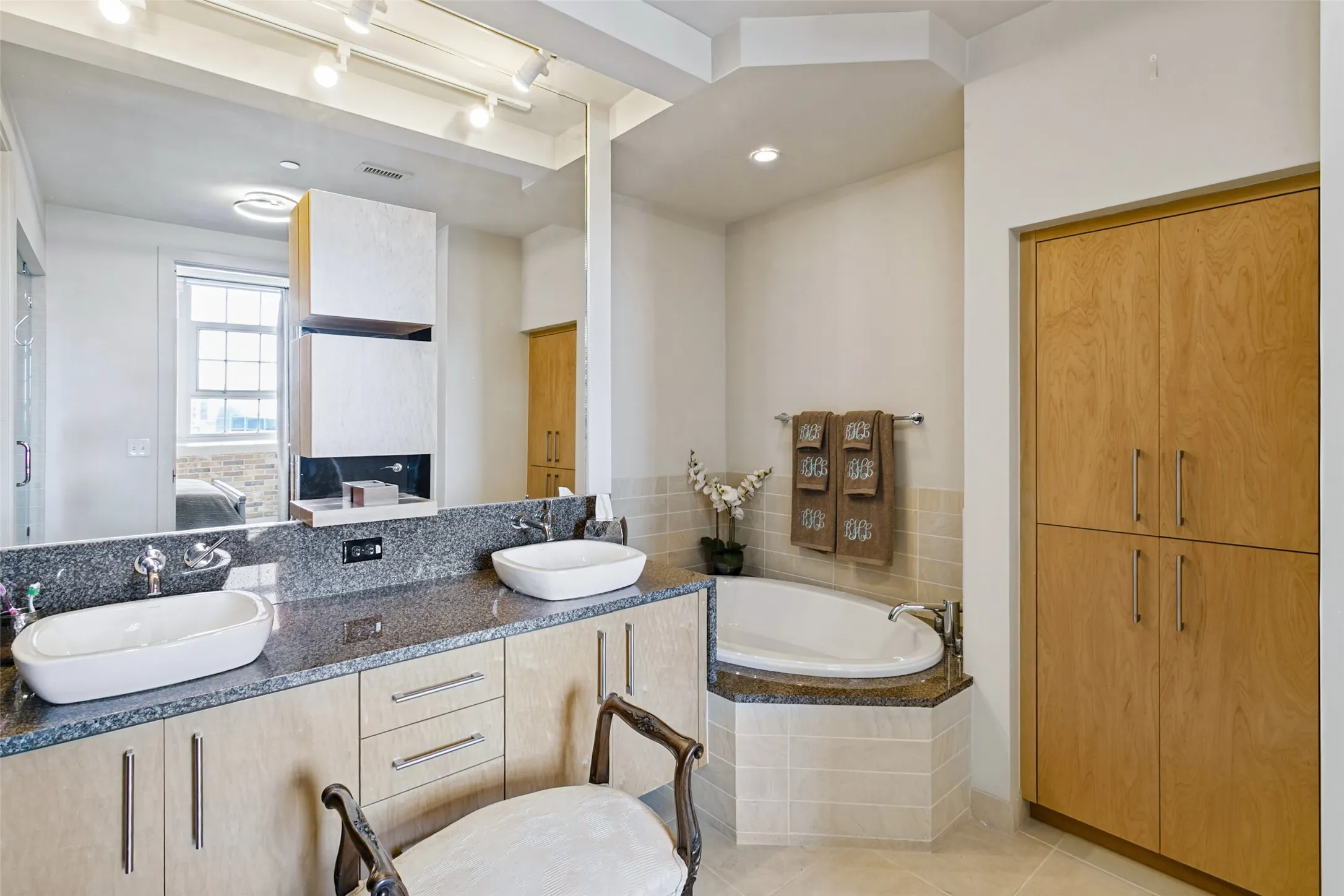 Condominium For Sale in Tarrant County , 2600 W 7th Street 2540, Fort Worth, Texas 76107, 2 Bedroom, 3 Bathroom, 2 Garage spaces, 1,654 Sqft, built in 1928, mls#21390773, Real Estate Agent in Fort Worth, Homes For Sale in Tarrant county, Homes For Sale in Fort Worth, Realtor in Fort Worth Texas, Real Estate Brokerage Independent Realty Texas, Luminita Cordes Realtor