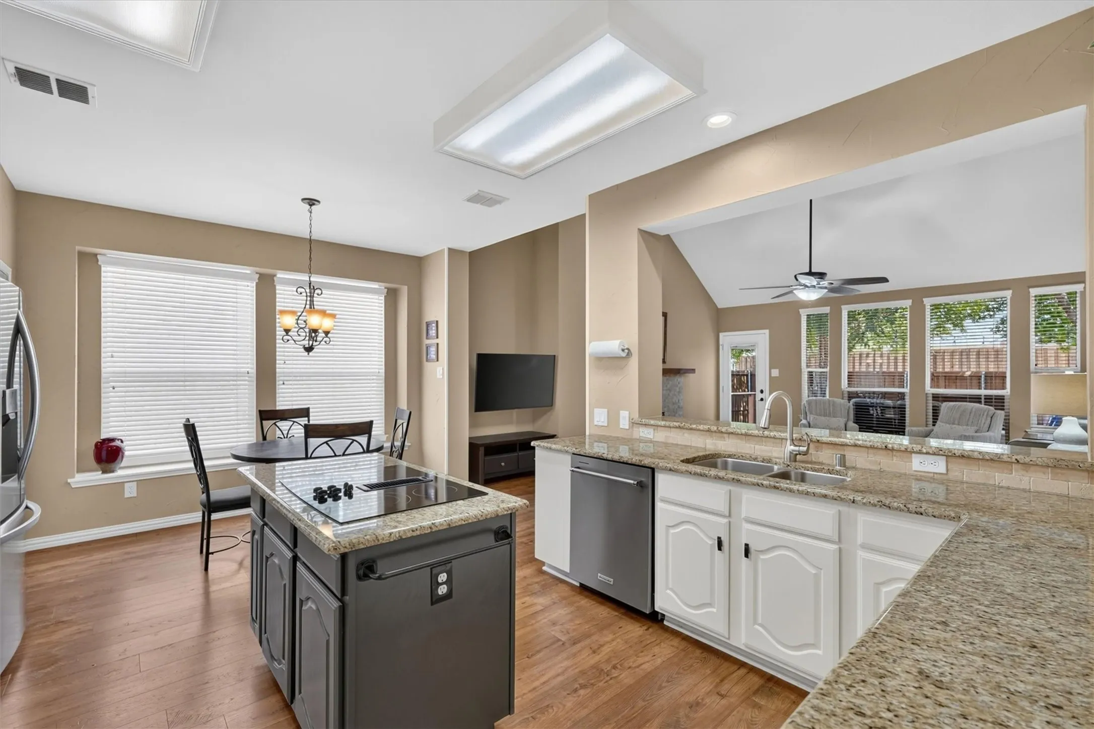 Single Family Residence For Sale in Collin County , 3636 Bent Ridge Drive, Plano, Texas 75074, 3 Bedroom, 3 Bathroom, 2 Garage spaces, 2,920 Sqft, built in 1998, mls#21393032, Real Estate Agent in Plano, Homes For Sale in Collin county, Homes For Sale in Plano, Realtor in Plano Texas, Real Estate Brokerage Independent Realty Texas, Luminita Cordes Realtor