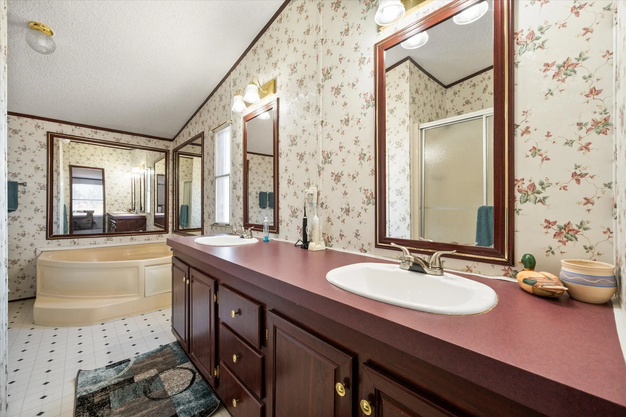 Mobile Home For Sale in Navarro County , 14181 Fm 639, Barry, Texas 75102, 3 Bedroom, 2 Bathroom, Garage spaces, 1,680 Sqft, built in 2001, mls#21393232, Real Estate Agent in Barry, Homes For Sale in Navarro county, Homes For Sale in Barry, Realtor in Barry Texas, Real Estate Brokerage Independent Realty Texas, Luminita Cordes Realtor