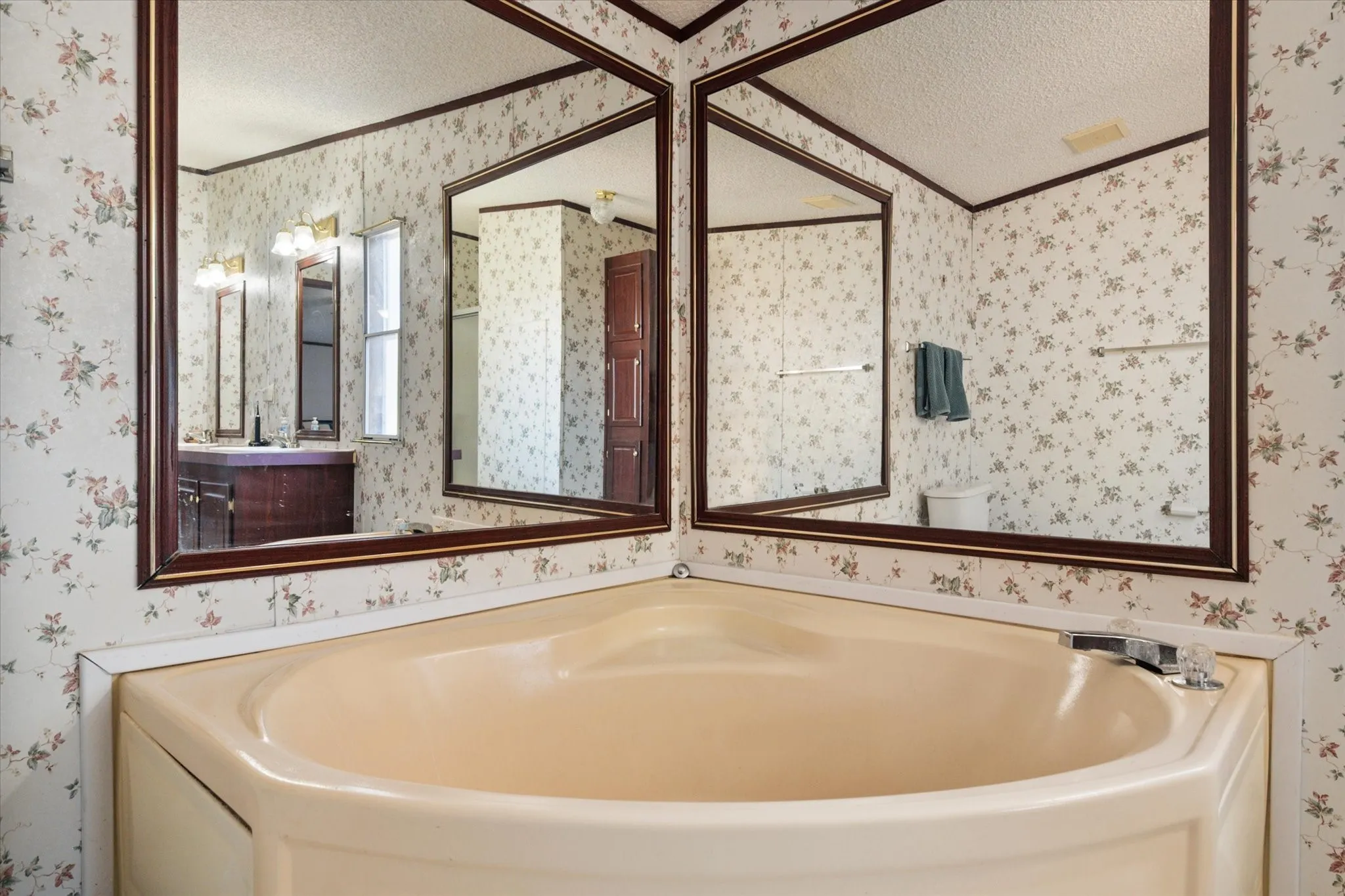 Mobile Home For Sale in Navarro County , 14181 Fm 639, Barry, Texas 75102, 3 Bedroom, 2 Bathroom, Garage spaces, 1,680 Sqft, built in 2001, mls#21393232, Real Estate Agent in Barry, Homes For Sale in Navarro county, Homes For Sale in Barry, Realtor in Barry Texas, Real Estate Brokerage Independent Realty Texas, Luminita Cordes Realtor