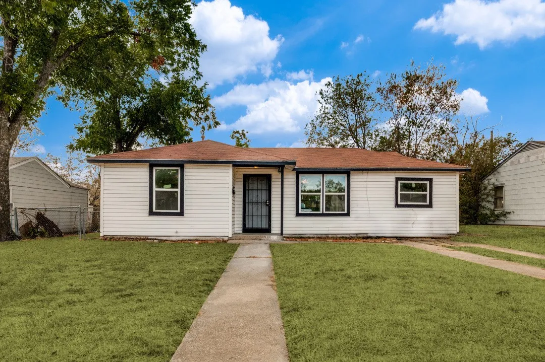 Single Family Residence For Rent in Tarrant County , 3224 Burson Avenue, Fort Worth, Texas 76110, 3 Bedroom, 1 Bathroom, Garage spaces, 930 Sqft, built in 1949, mls#21389611, Real Estate Agent in Fort Worth, Homes For Rent in Tarrant county, Homes For Rent in Fort Worth, Realtor in Fort Worth Texas, Real Estate Brokerage Independent Realty Texas, Luminita Cordes Realtor