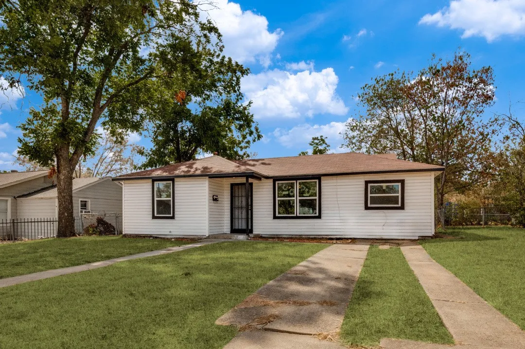 Single Family Residence For Rent in Tarrant County , 3224 Burson Avenue, Fort Worth, Texas 76110, 3 Bedroom, 1 Bathroom, Garage spaces, 930 Sqft, built in 1949, mls#21389611, Real Estate Agent in Fort Worth, Homes For Rent in Tarrant county, Homes For Rent in Fort Worth, Realtor in Fort Worth Texas, Real Estate Brokerage Independent Realty Texas, Luminita Cordes Realtor