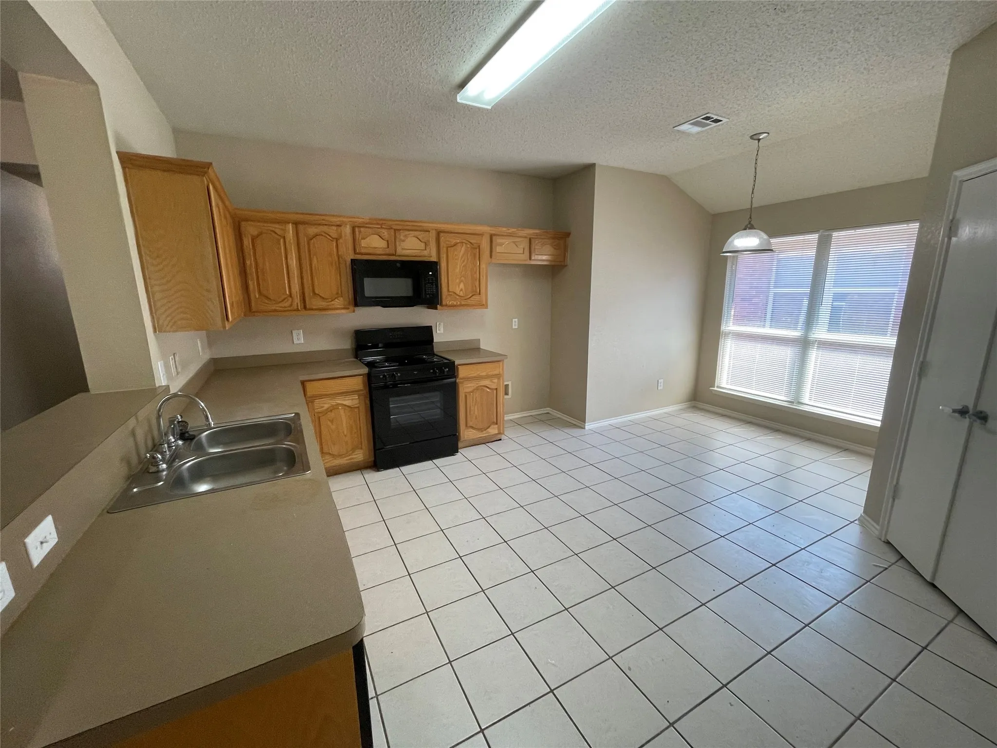 Single Family Residence For Rent in Dallas County , 713 Horseshoe Court, De Soto, Texas 75115, 4 Bedroom, 2 Bathroom, 2 Garage spaces, 2,240 Sqft, built in 2005, mls#21394202, Real Estate Agent in De Soto, Homes For Rent in Dallas county, Homes For Rent in De Soto, Realtor in De Soto Texas, Real Estate Brokerage Independent Realty Texas, Luminita Cordes Realtor