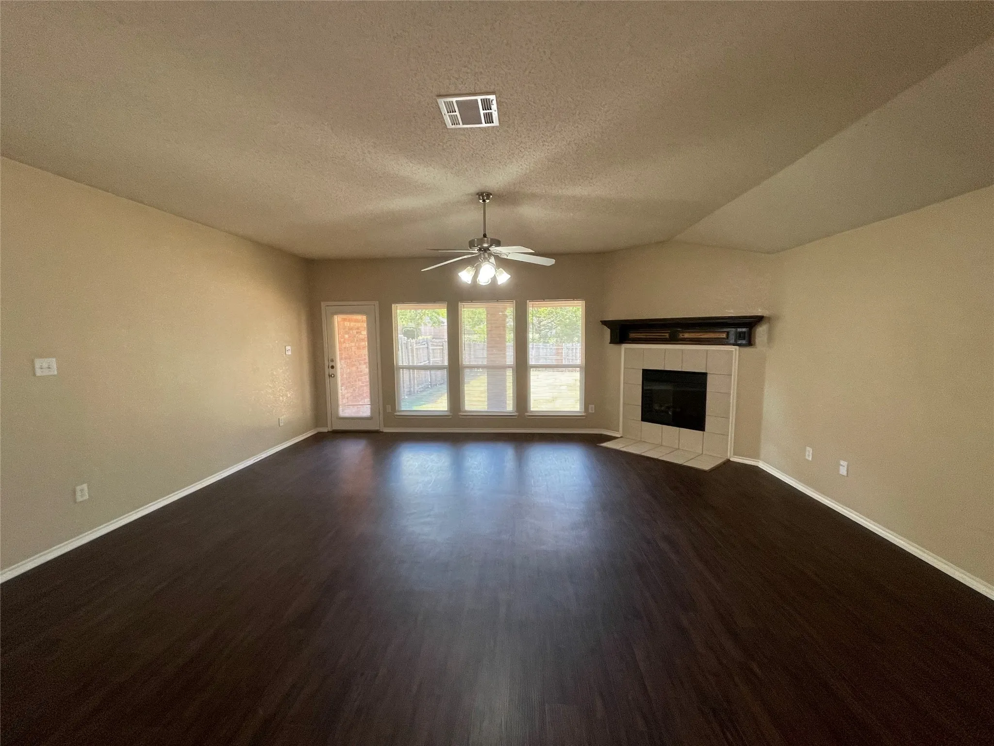 Single Family Residence For Rent in Dallas County , 713 Horseshoe Court, De Soto, Texas 75115, 4 Bedroom, 2 Bathroom, 2 Garage spaces, 2,240 Sqft, built in 2005, mls#21394202, Real Estate Agent in De Soto, Homes For Rent in Dallas county, Homes For Rent in De Soto, Realtor in De Soto Texas, Real Estate Brokerage Independent Realty Texas, Luminita Cordes Realtor