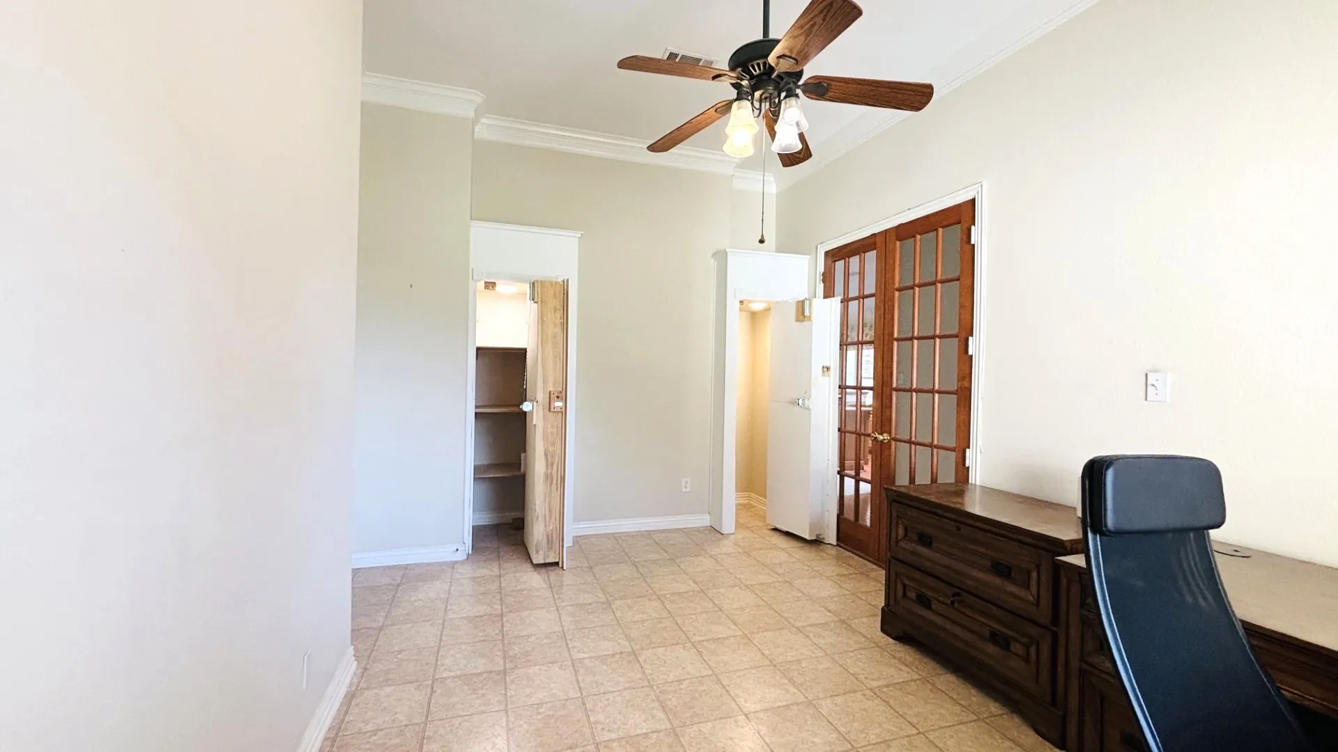 Single Family Residence For Sale in Collin County , 257 Love Bird Lane, Murphy, Texas 75094, 3 Bedroom, 2 Bathroom, 5 Garage spaces, 2,718 Sqft, built in 2001, mls#21346210, Real Estate Agent in Murphy, Homes For Sale in Collin county, Homes For Sale in Murphy, Realtor in Murphy Texas, Real Estate Brokerage Independent Realty Texas, Luminita Cordes Realtor