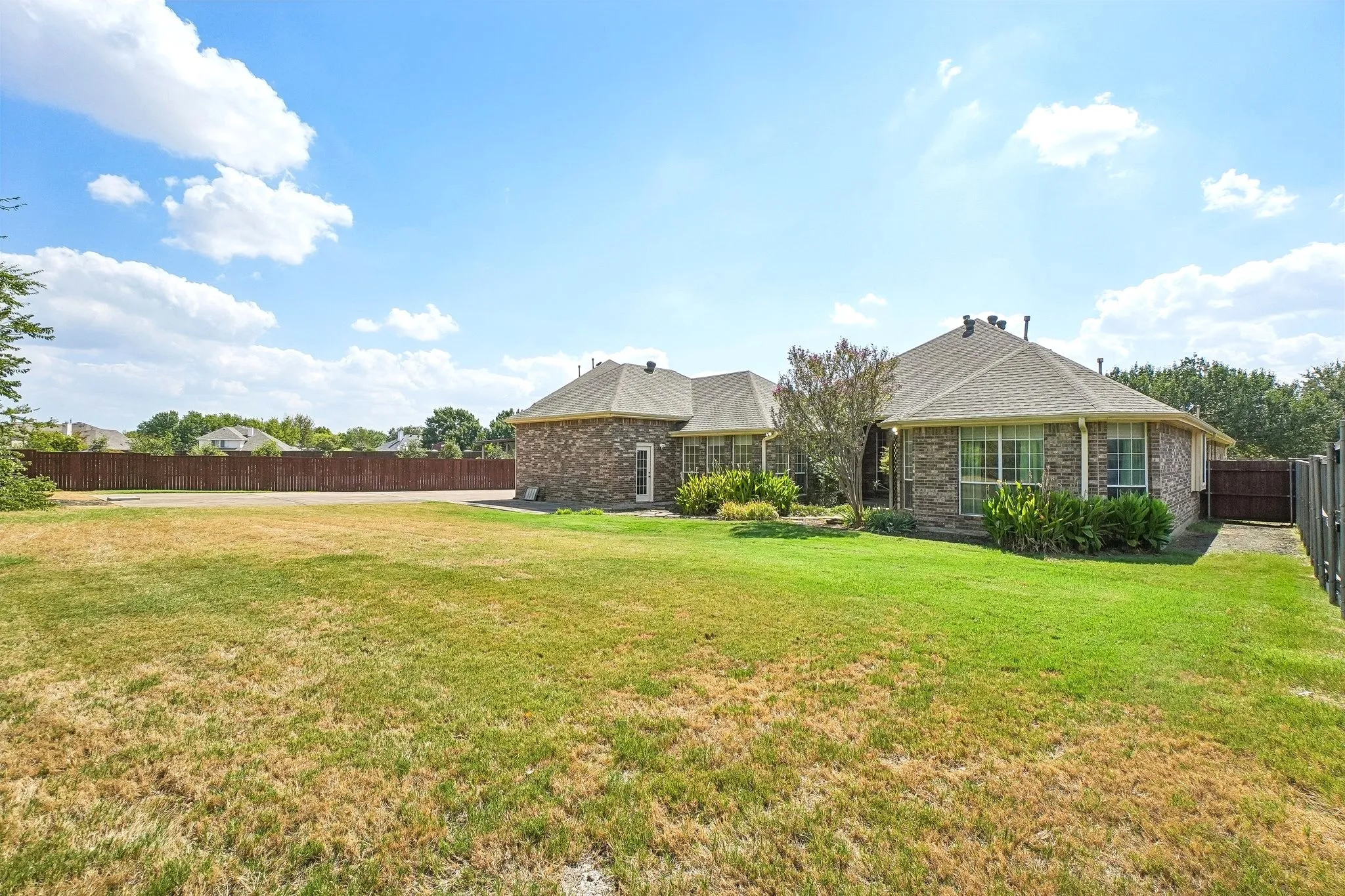 Single Family Residence For Sale in Collin County , 257 Love Bird Lane, Murphy, Texas 75094, 3 Bedroom, 2 Bathroom, 5 Garage spaces, 2,718 Sqft, built in 2001, mls#21346210, Real Estate Agent in Murphy, Homes For Sale in Collin county, Homes For Sale in Murphy, Realtor in Murphy Texas, Real Estate Brokerage Independent Realty Texas, Luminita Cordes Realtor
