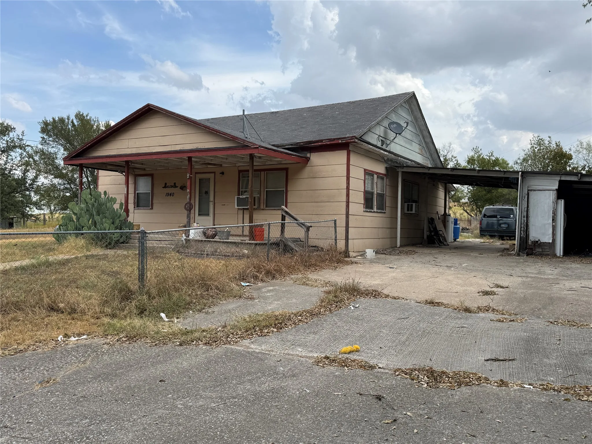 Single Family Residence For Sale in Comanche County , 1940 S Pearl Street, Comanche, Texas 76442, 2 Bedroom, 1 Bathroom, Garage spaces, 1,248 Sqft, built in 1955, mls#21388266, Real Estate Agent in Comanche, Homes For Sale in Comanche county, Homes For Sale in Comanche, Realtor in Comanche Texas, Real Estate Brokerage Independent Realty Texas, Luminita Cordes Realtor