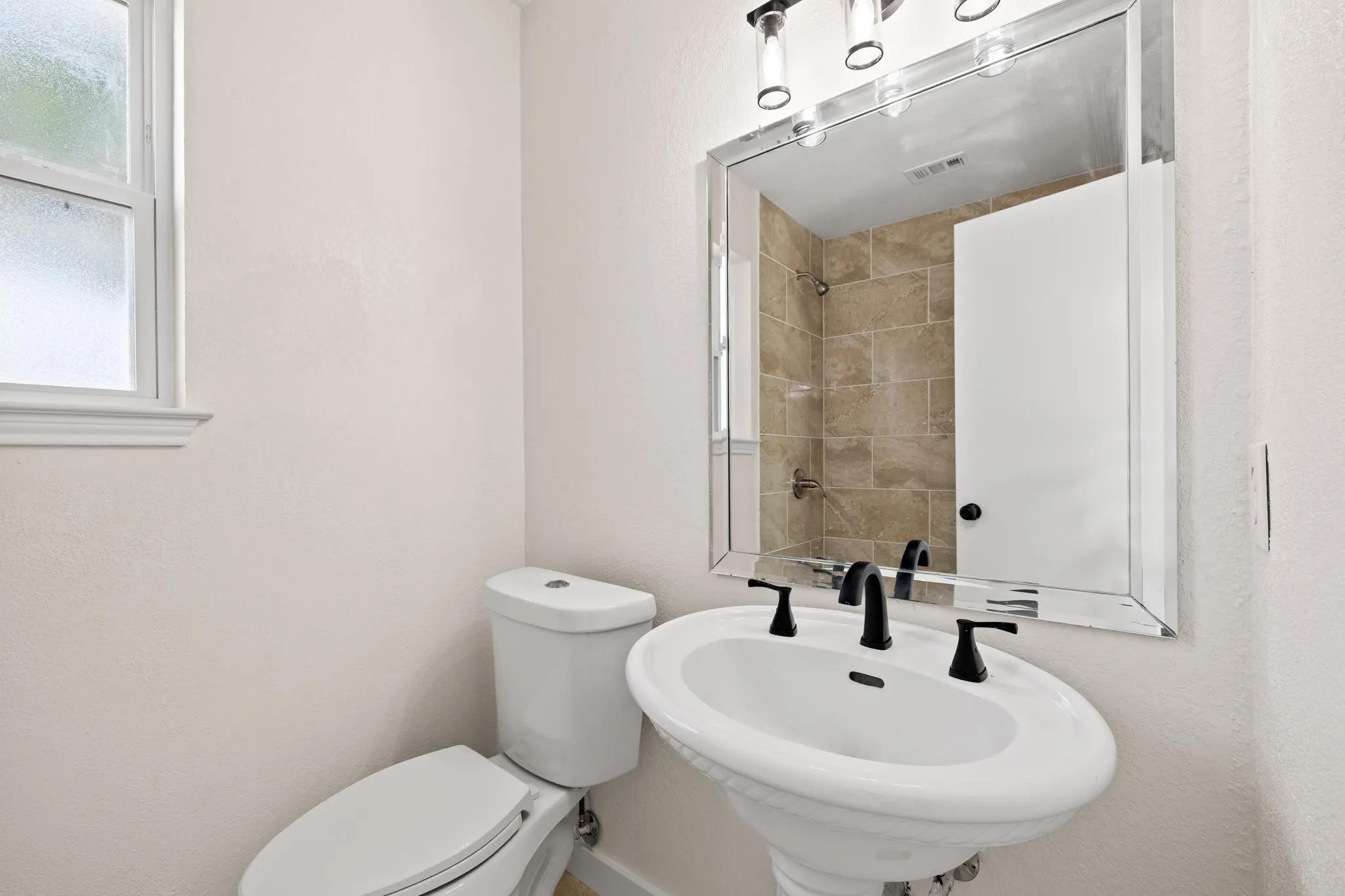 Single Family Residence For Sale in Denton County , 2006 Toulon Lane, Carrollton, Texas 75007, 3 Bedroom, 3 Bathroom, 2 Garage spaces, 1,844 Sqft, built in 1994, mls#21394141, Real Estate Agent in Carrollton, Homes For Sale in Denton county, Homes For Sale in Carrollton, Realtor in Carrollton Texas, Real Estate Brokerage Independent Realty Texas, Luminita Cordes Realtor
