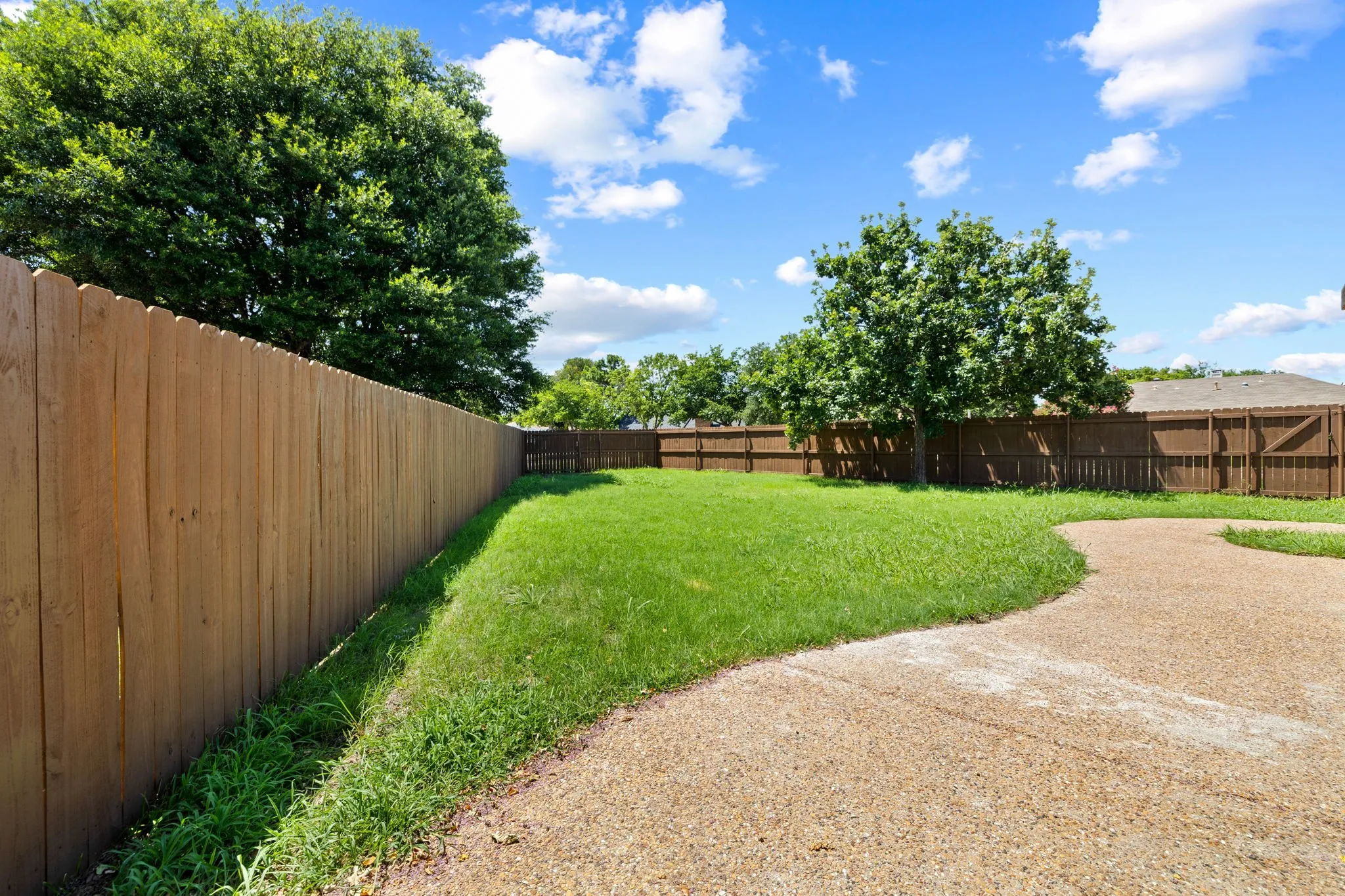 Single Family Residence For Sale in Denton County , 2006 Toulon Lane, Carrollton, Texas 75007, 3 Bedroom, 3 Bathroom, 2 Garage spaces, 1,844 Sqft, built in 1994, mls#21394141, Real Estate Agent in Carrollton, Homes For Sale in Denton county, Homes For Sale in Carrollton, Realtor in Carrollton Texas, Real Estate Brokerage Independent Realty Texas, Luminita Cordes Realtor