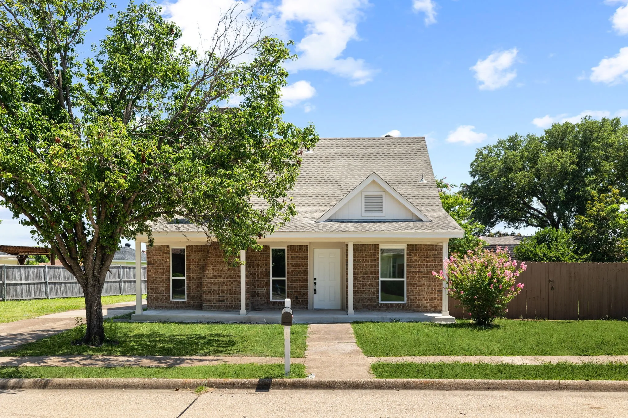 Single Family Residence For Sale in Denton County , 2006 Toulon Lane, Carrollton, Texas 75007, 3 Bedroom, 3 Bathroom, 2 Garage spaces, 1,844 Sqft, built in 1994, mls#21394141, Real Estate Agent in Carrollton, Homes For Sale in Denton county, Homes For Sale in Carrollton, Realtor in Carrollton Texas, Real Estate Brokerage Independent Realty Texas, Luminita Cordes Realtor