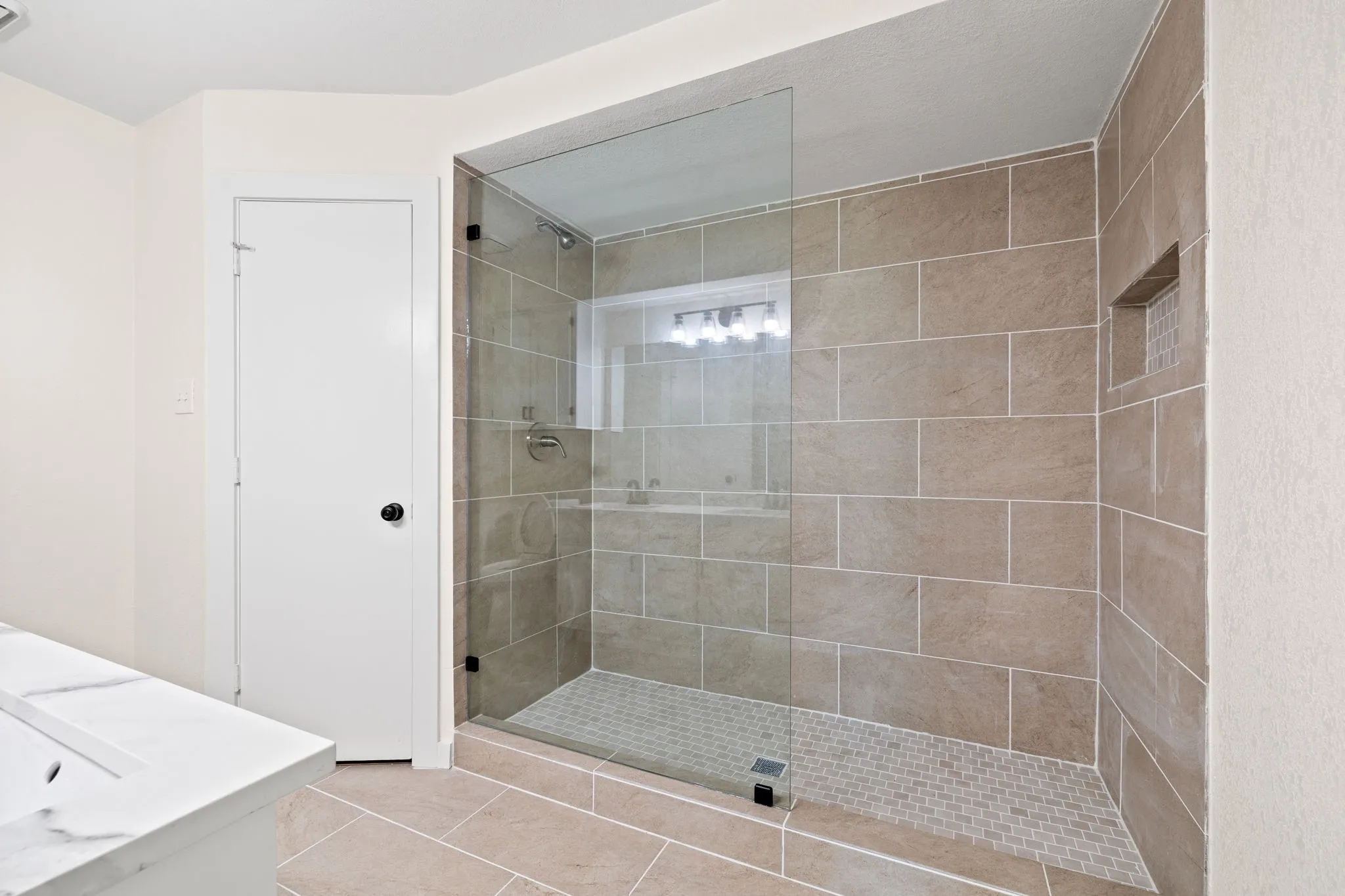 Single Family Residence For Sale in Denton County , 2006 Toulon Lane, Carrollton, Texas 75007, 3 Bedroom, 3 Bathroom, 2 Garage spaces, 1,844 Sqft, built in 1994, mls#21394141, Real Estate Agent in Carrollton, Homes For Sale in Denton county, Homes For Sale in Carrollton, Realtor in Carrollton Texas, Real Estate Brokerage Independent Realty Texas, Luminita Cordes Realtor