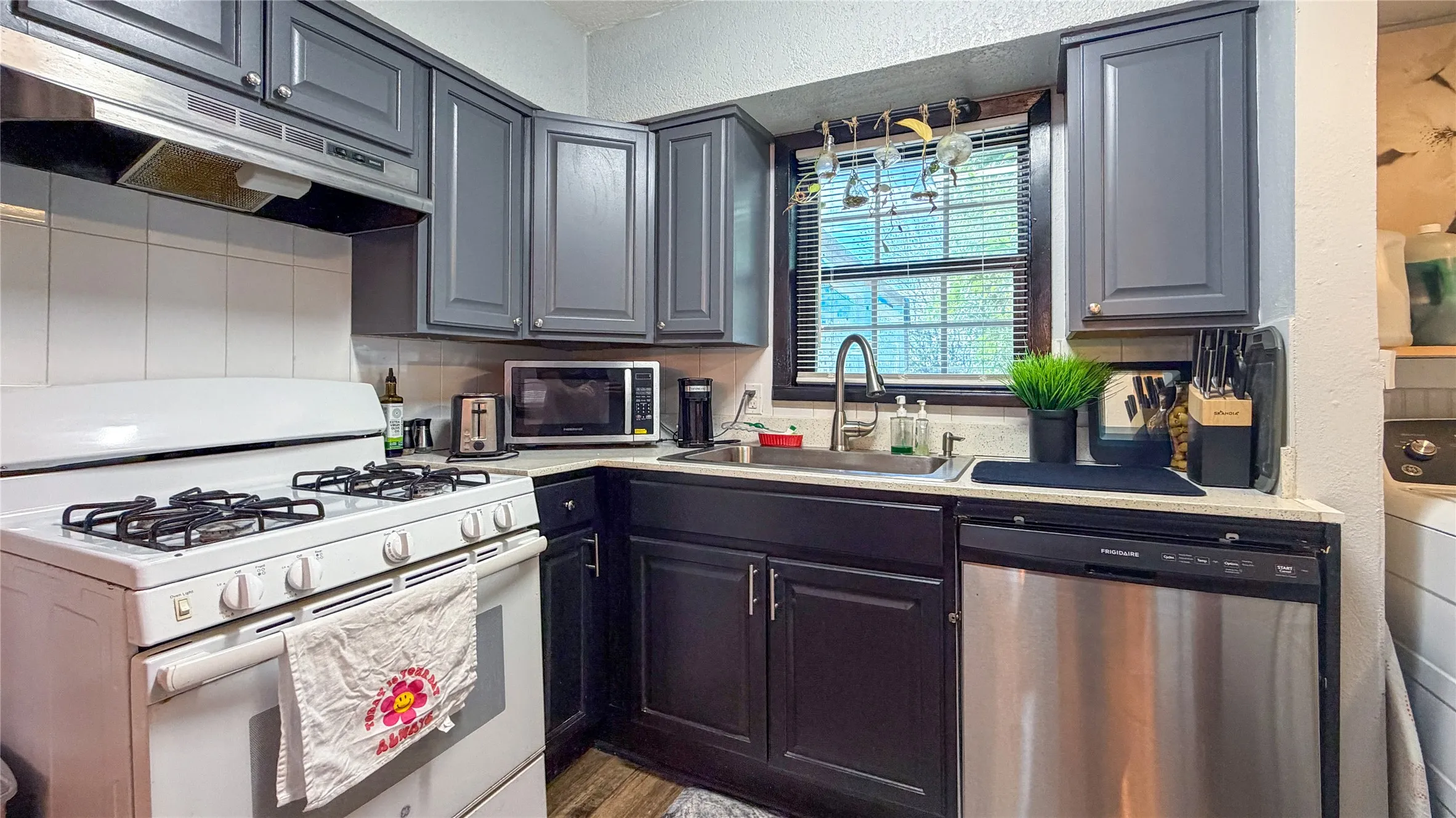 Single Family Residence For Rent in Dallas County , 1805 El Paso Street, Grand Prairie, Texas 75051, 3 Bedroom, 2 Bathroom, Garage spaces, 1,444 Sqft, built in 1963, mls#21394043, Real Estate Agent in Grand Prairie, Homes For Rent in Dallas county, Homes For Rent in Grand Prairie, Realtor in Grand Prairie Texas, Real Estate Brokerage Independent Realty Texas, Luminita Cordes Realtor