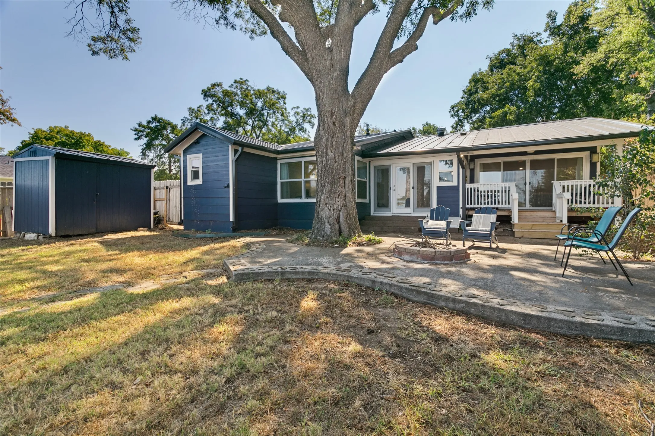 Single Family Residence For Sale in Tarrant County , 7420 Love Circle, Fort Worth, Texas 76135, 3 Bedroom, 3 Bathroom, Garage spaces, 1,976 Sqft, built in 1958, mls#21389453, Real Estate Agent in Fort Worth, Homes For Sale in Tarrant county, Homes For Sale in Fort Worth, Realtor in Fort Worth Texas, Real Estate Brokerage Independent Realty Texas, Luminita Cordes Realtor