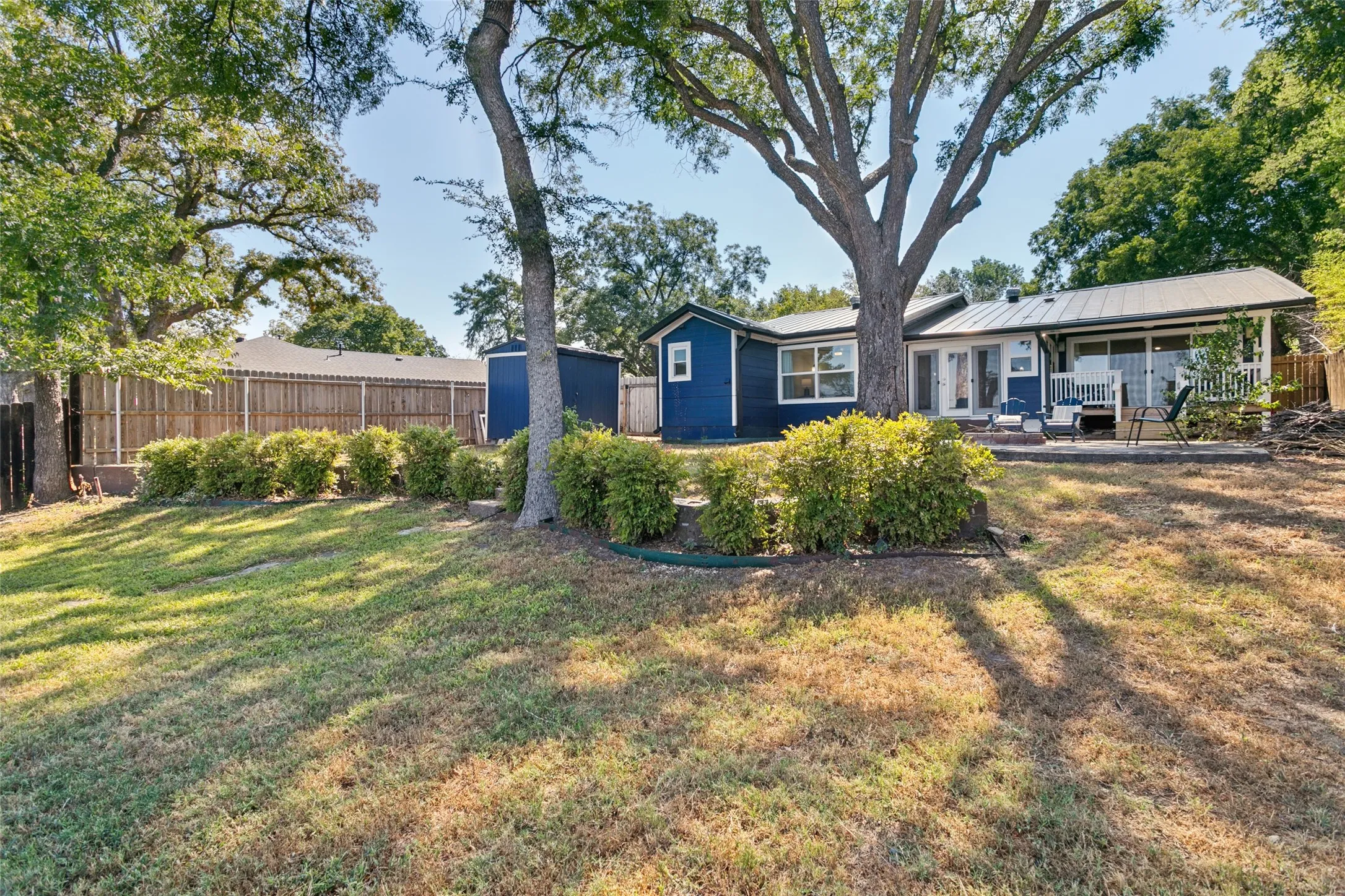 Single Family Residence For Sale in Tarrant County , 7420 Love Circle, Fort Worth, Texas 76135, 3 Bedroom, 3 Bathroom, Garage spaces, 1,976 Sqft, built in 1958, mls#21389453, Real Estate Agent in Fort Worth, Homes For Sale in Tarrant county, Homes For Sale in Fort Worth, Realtor in Fort Worth Texas, Real Estate Brokerage Independent Realty Texas, Luminita Cordes Realtor