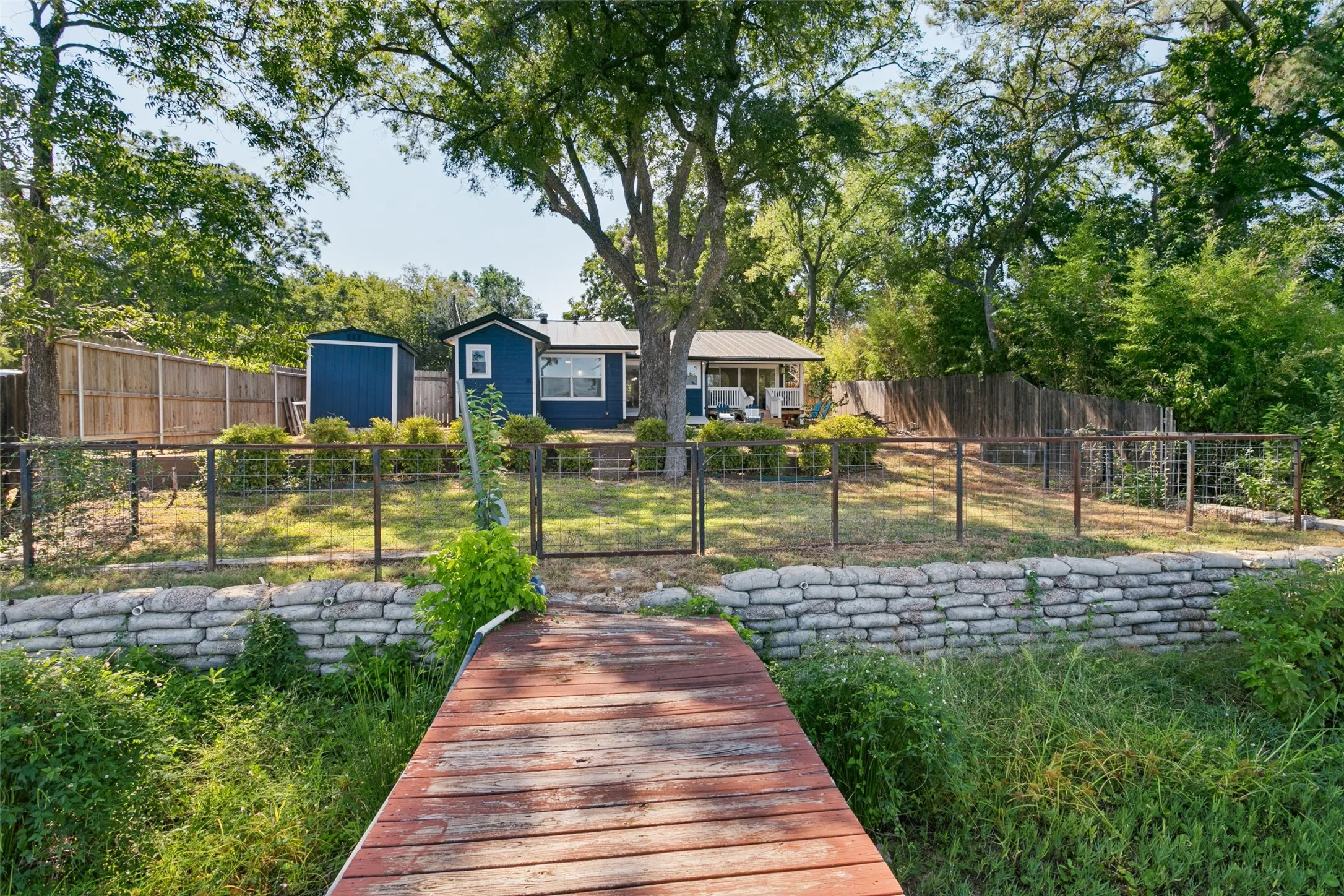 Single Family Residence For Sale in Tarrant County , 7420 Love Circle, Fort Worth, Texas 76135, 3 Bedroom, 3 Bathroom, Garage spaces, 1,976 Sqft, built in 1958, mls#21389453, Real Estate Agent in Fort Worth, Homes For Sale in Tarrant county, Homes For Sale in Fort Worth, Realtor in Fort Worth Texas, Real Estate Brokerage Independent Realty Texas, Luminita Cordes Realtor