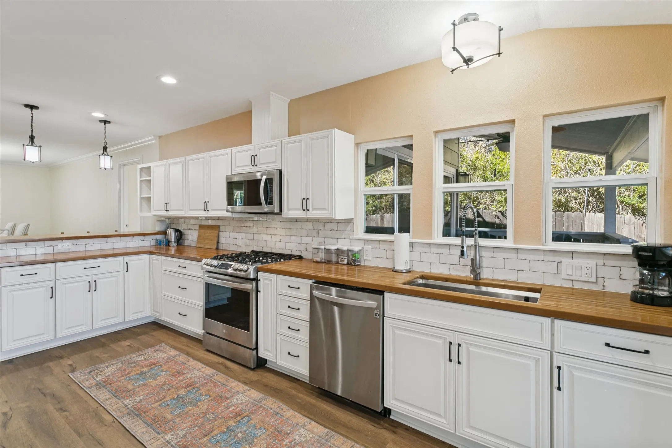 Single Family Residence For Sale in Tarrant County , 7420 Love Circle, Fort Worth, Texas 76135, 3 Bedroom, 3 Bathroom, Garage spaces, 1,976 Sqft, built in 1958, mls#21389453, Real Estate Agent in Fort Worth, Homes For Sale in Tarrant county, Homes For Sale in Fort Worth, Realtor in Fort Worth Texas, Real Estate Brokerage Independent Realty Texas, Luminita Cordes Realtor