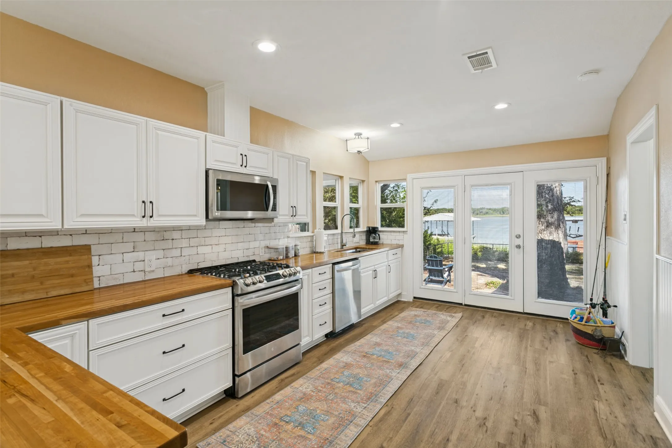 Single Family Residence For Sale in Tarrant County , 7420 Love Circle, Fort Worth, Texas 76135, 3 Bedroom, 3 Bathroom, Garage spaces, 1,976 Sqft, built in 1958, mls#21389453, Real Estate Agent in Fort Worth, Homes For Sale in Tarrant county, Homes For Sale in Fort Worth, Realtor in Fort Worth Texas, Real Estate Brokerage Independent Realty Texas, Luminita Cordes Realtor