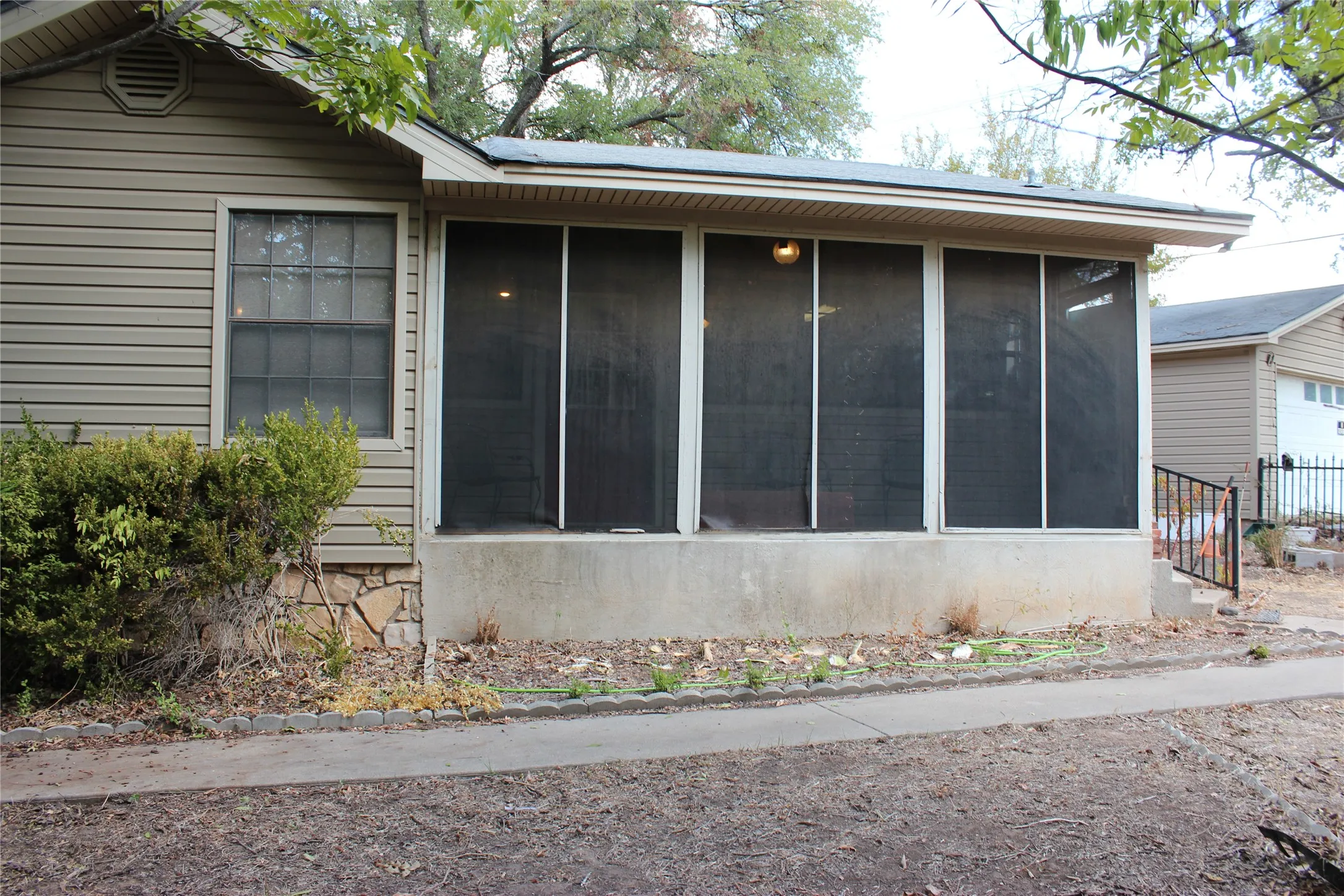 Mobile Home For Sale in Hood County , 2804 Maplewood Street, Granbury, Texas 76048, 3 Bedroom, 3 Bathroom, 2 Garage spaces, 2,932 Sqft, built in 2002, mls#21392680, Real Estate Agent in Granbury, Homes For Sale in Hood county, Homes For Sale in Granbury, Realtor in Granbury Texas, Real Estate Brokerage Independent Realty Texas, Luminita Cordes Realtor
