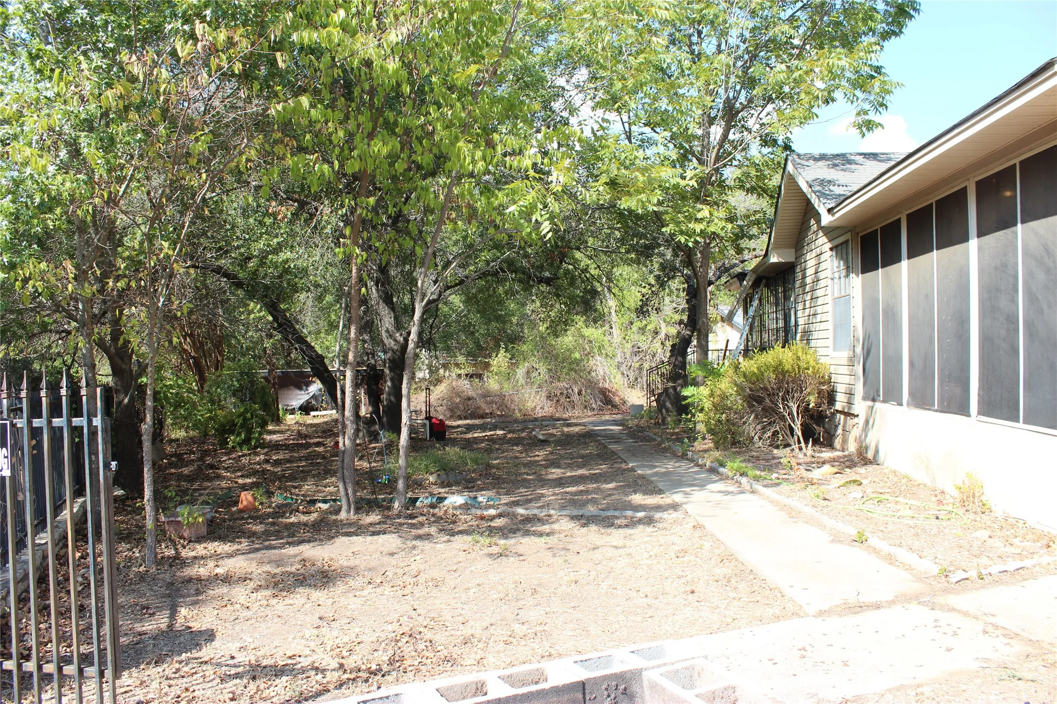 Mobile Home For Sale in Hood County , 2804 Maplewood Street, Granbury, Texas 76048, 3 Bedroom, 3 Bathroom, 2 Garage spaces, 2,932 Sqft, built in 2002, mls#21392680, Real Estate Agent in Granbury, Homes For Sale in Hood county, Homes For Sale in Granbury, Realtor in Granbury Texas, Real Estate Brokerage Independent Realty Texas, Luminita Cordes Realtor