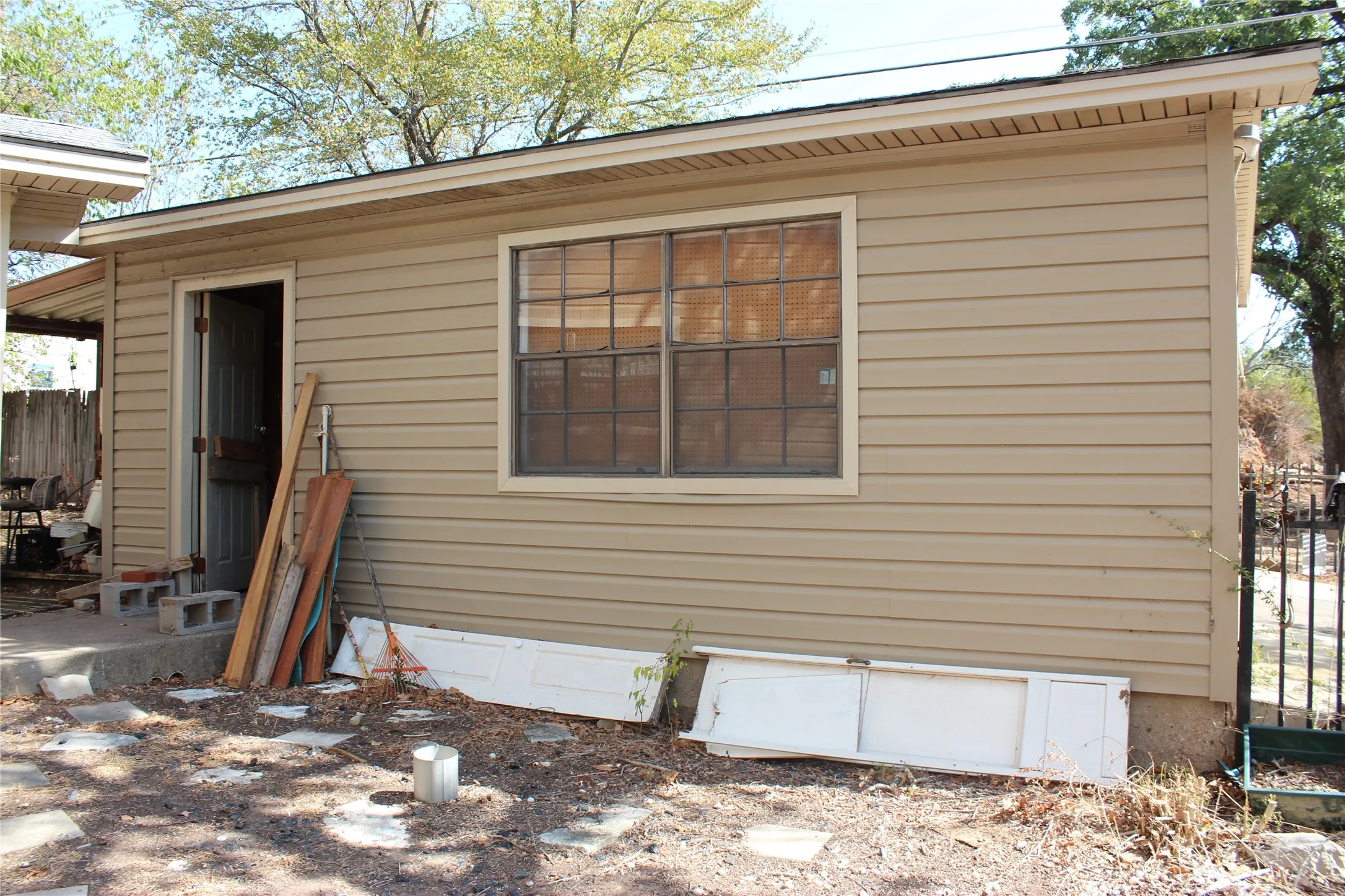 Mobile Home For Sale in Hood County , 2804 Maplewood Street, Granbury, Texas 76048, 3 Bedroom, 3 Bathroom, 2 Garage spaces, 2,932 Sqft, built in 2002, mls#21392680, Real Estate Agent in Granbury, Homes For Sale in Hood county, Homes For Sale in Granbury, Realtor in Granbury Texas, Real Estate Brokerage Independent Realty Texas, Luminita Cordes Realtor