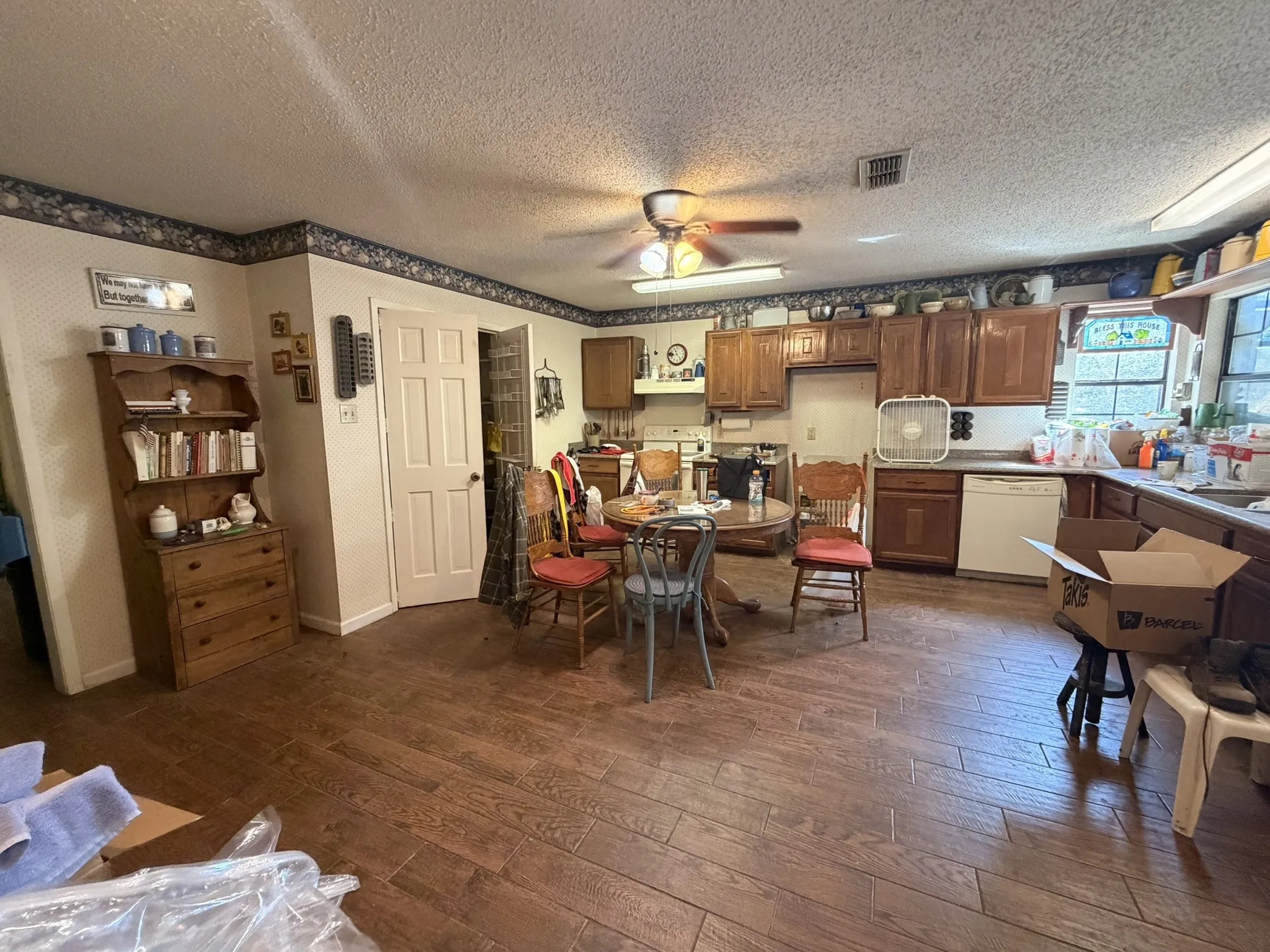 Mobile Home For Sale in Hood County , 2804 Maplewood Street, Granbury, Texas 76048, 3 Bedroom, 3 Bathroom, 2 Garage spaces, 2,932 Sqft, built in 2002, mls#21392680, Real Estate Agent in Granbury, Homes For Sale in Hood county, Homes For Sale in Granbury, Realtor in Granbury Texas, Real Estate Brokerage Independent Realty Texas, Luminita Cordes Realtor